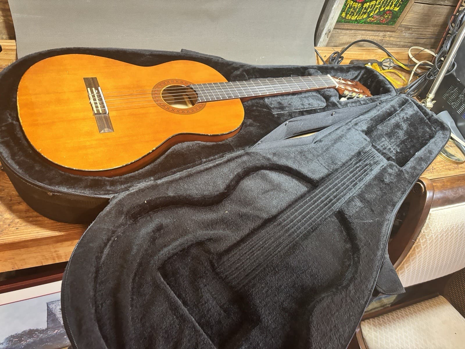 Yamaha C40 Classical Guitar Natural Finish w/ Mars Hardcase Bag Very Clean