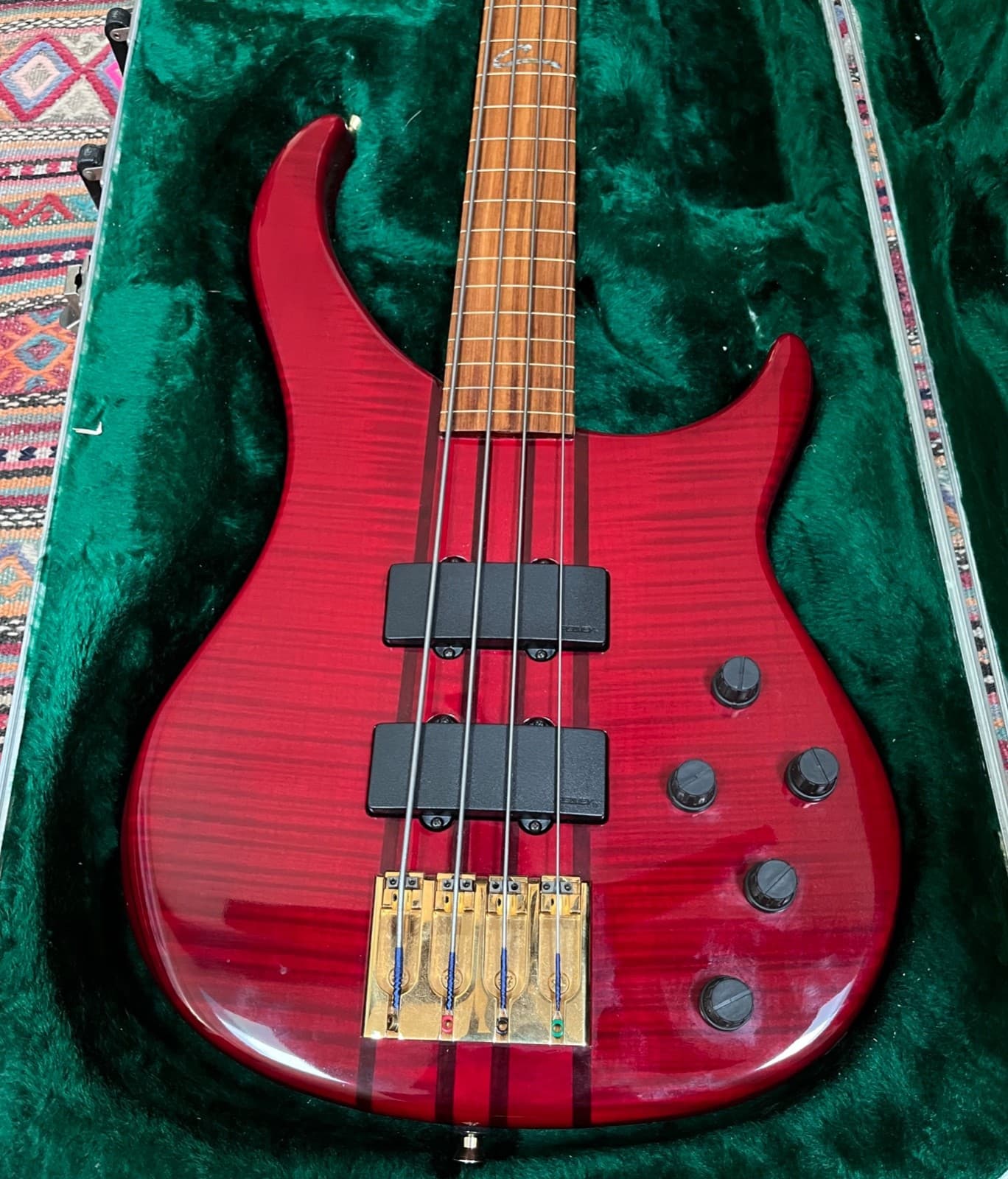Peavey Cirrus 4-string Bass Fretless w/ OHSC