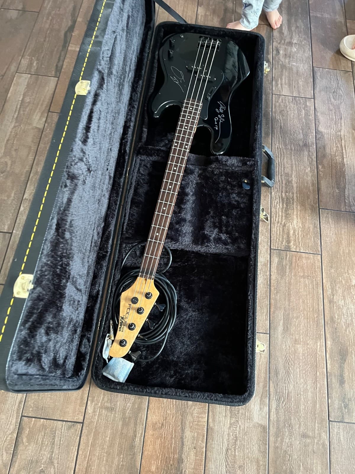 kramer bass guitar 4 string case included signed megadeath and Mr big