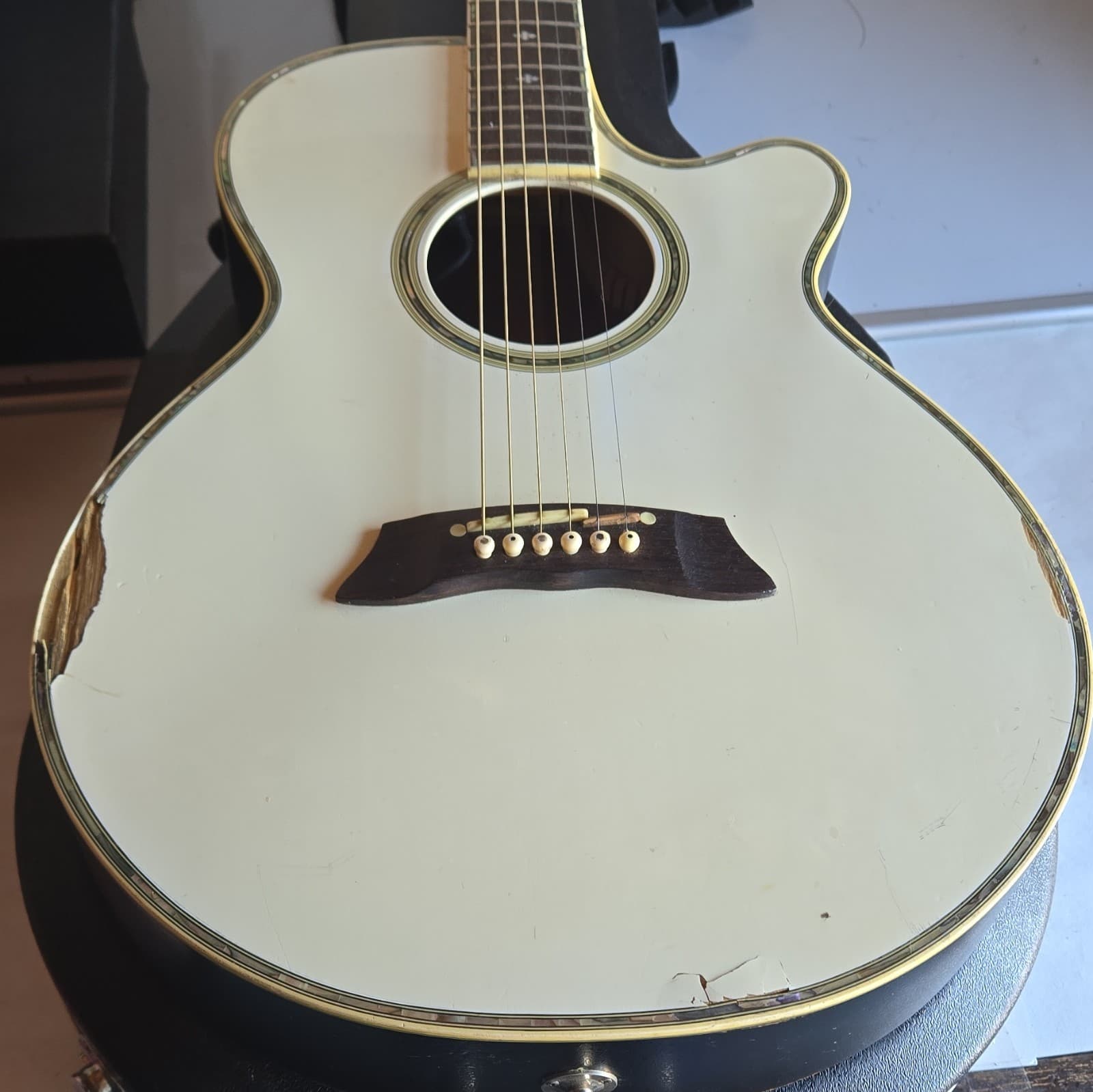 Takamine 6-String Jumbo Cutaway Acoustic Guitar Right-Handed White Mahogany