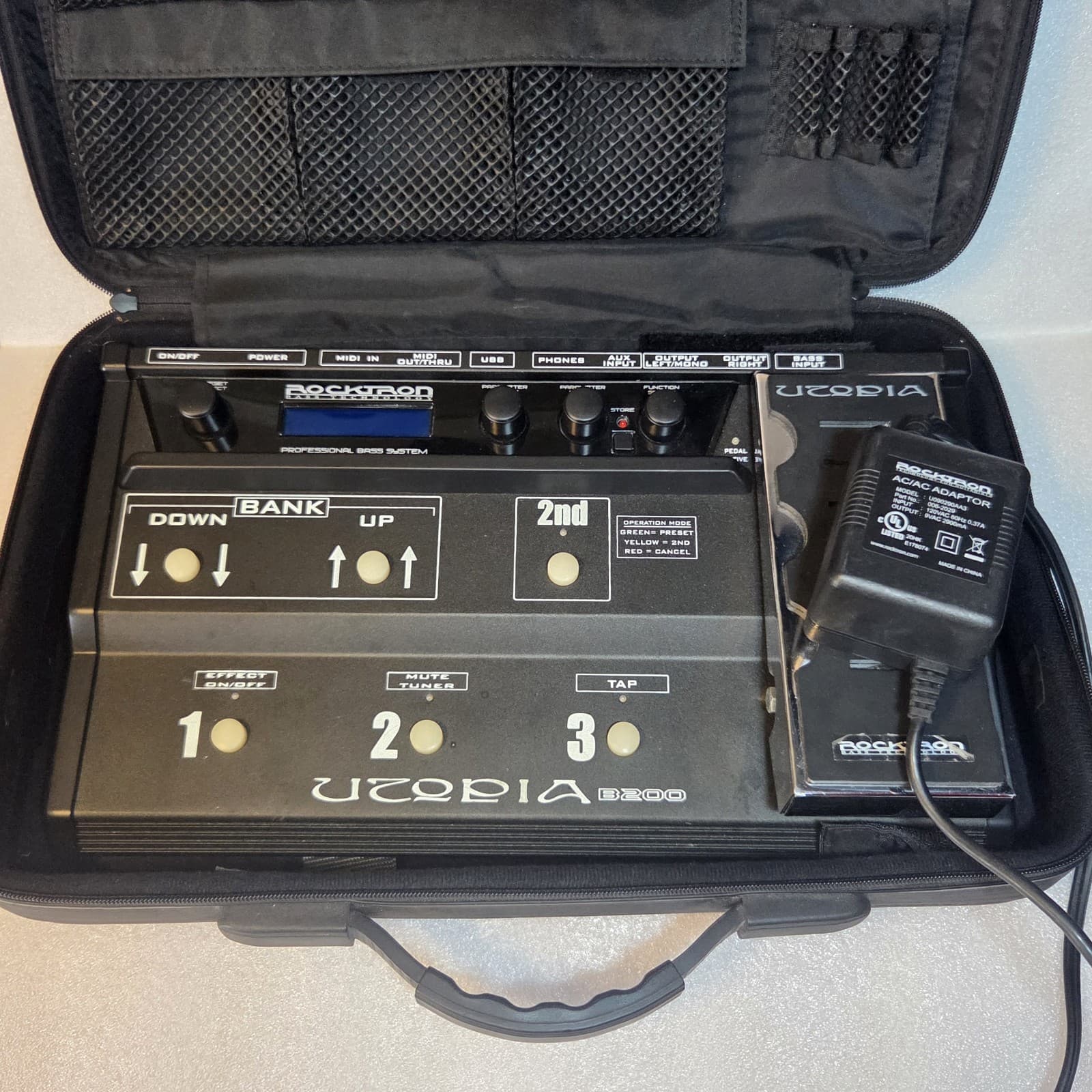 Rocktron Utopia B200 Bass Guitar Effects Processor Pedalboard w/Case