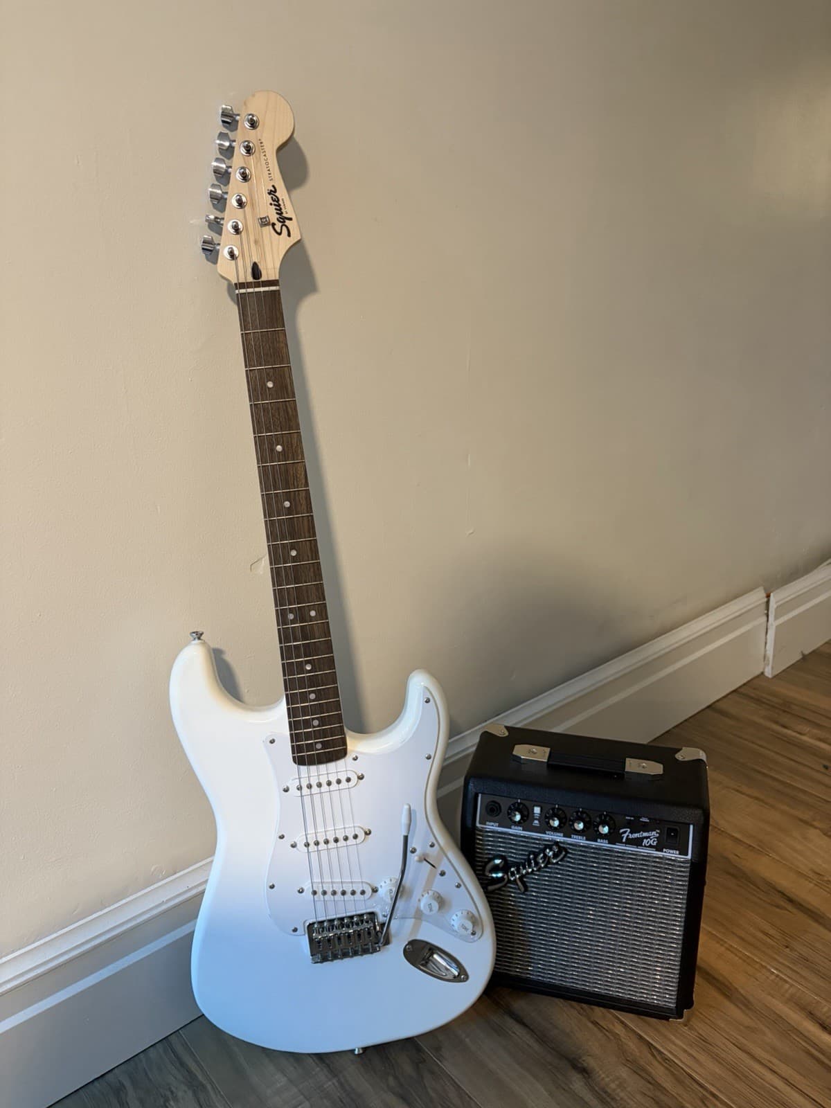 Squier Stratocaster Electric Guitar White w/ Frontman 10G Amp, Gig Bag, Strap