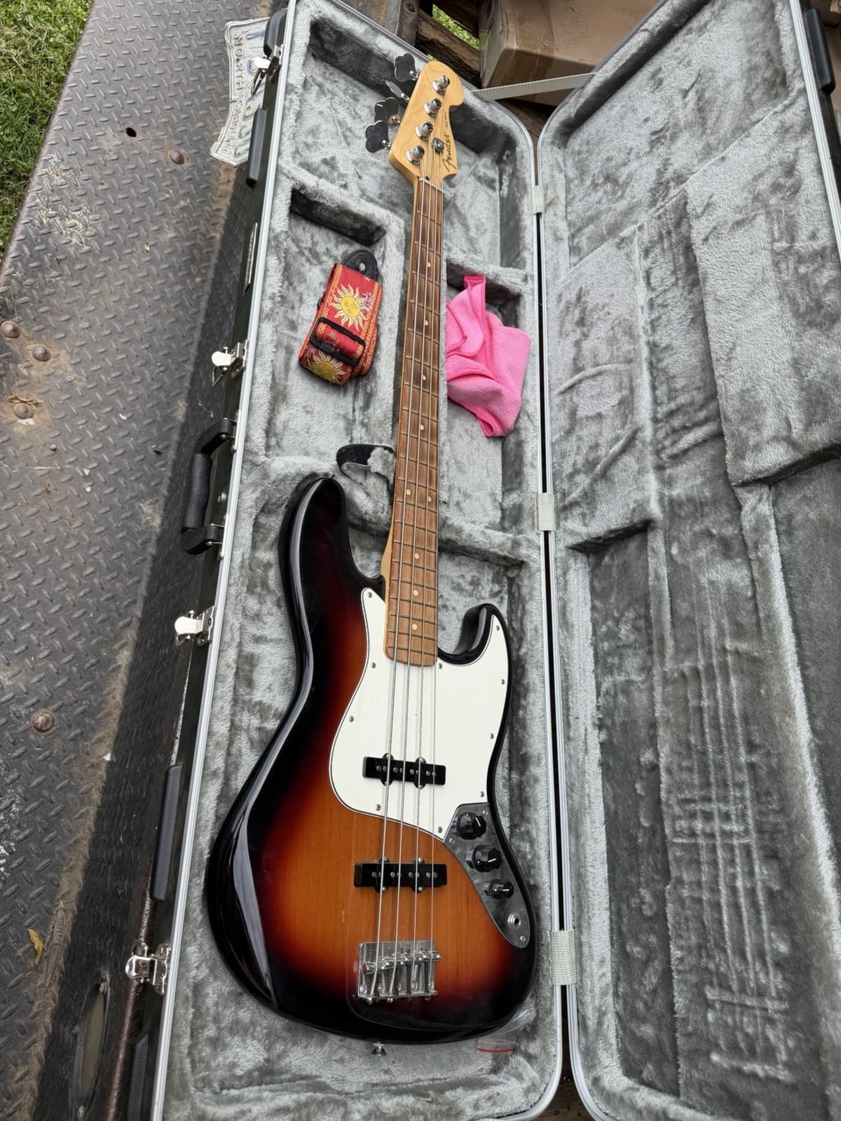Fender Player Jazz Bass 3-Color Sunburst With Roadrunner Case