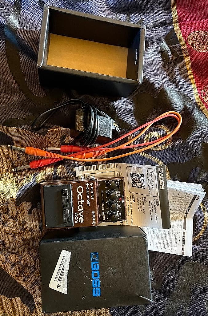 boss oc-5 octave pedal, lots of options, switch between bass and guitar.