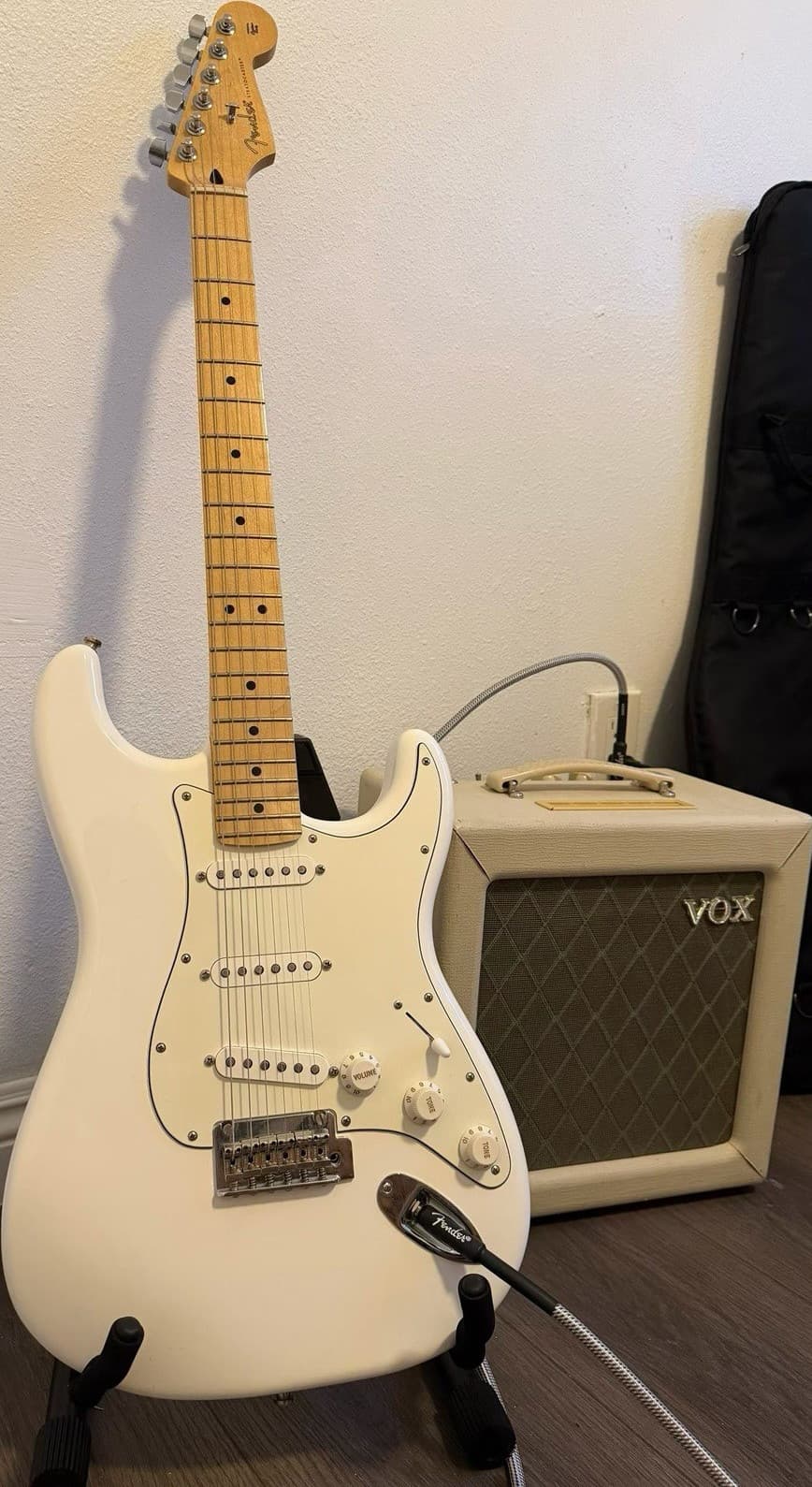 Fender White Electric Guitar Maple Neck w/ VOX Amplifier & Gig Bag