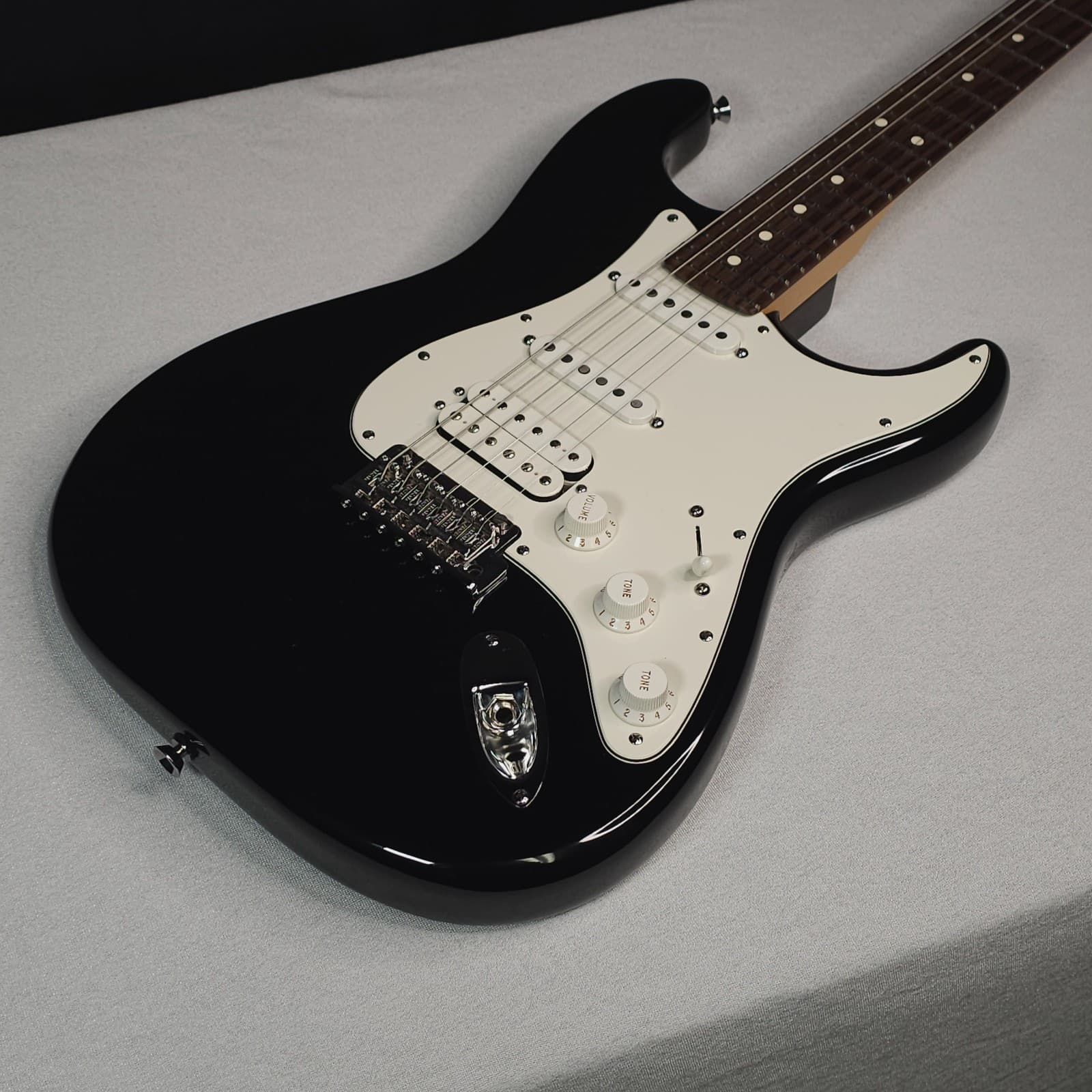 Used Fender American Standard Stratocaster HSS 2009 w/Hard Case