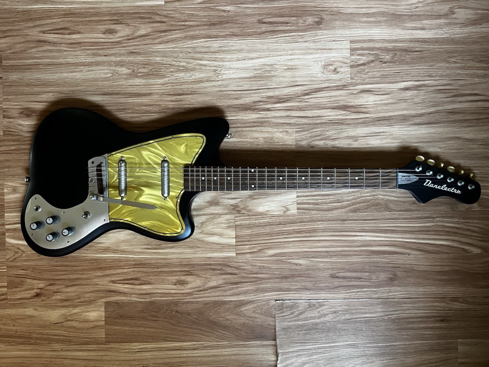 Danelectro Electric Guitar Dead-On 67 Black Coral Hornet Silvertone