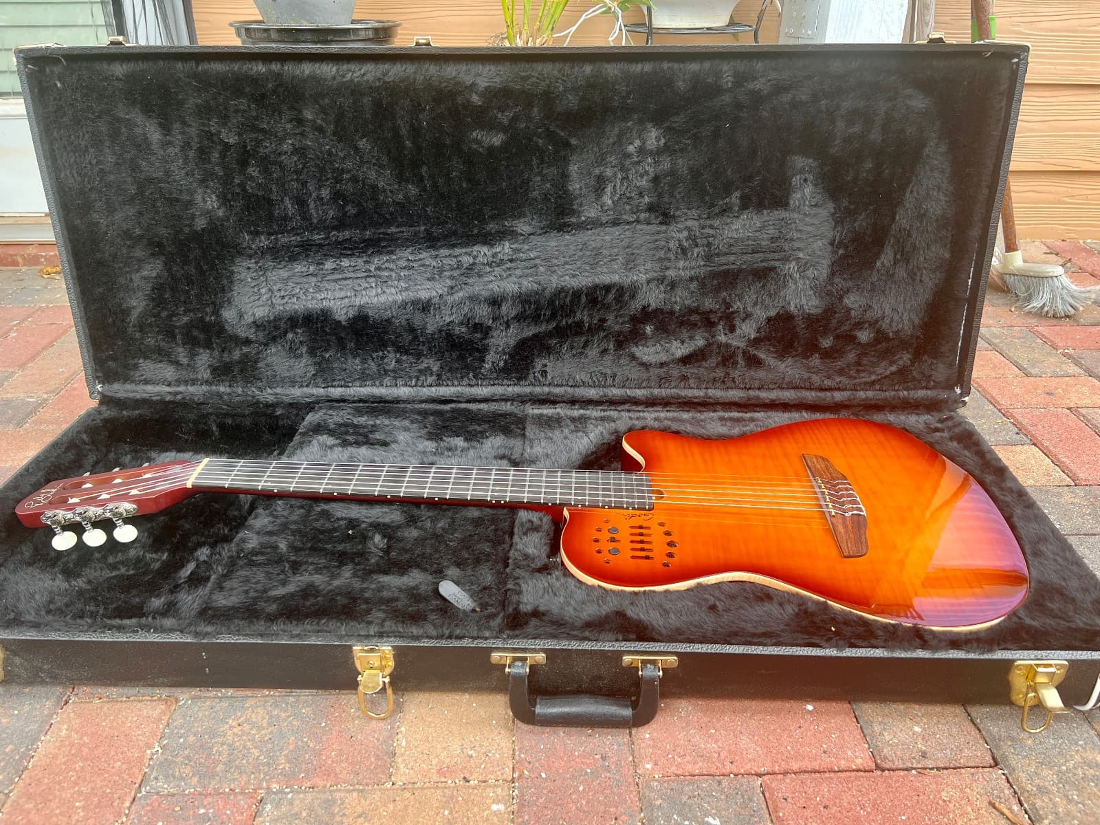 Godin Multiac ACS SA Electric Nylon String w Synth Access and OHSC. Good++ cond