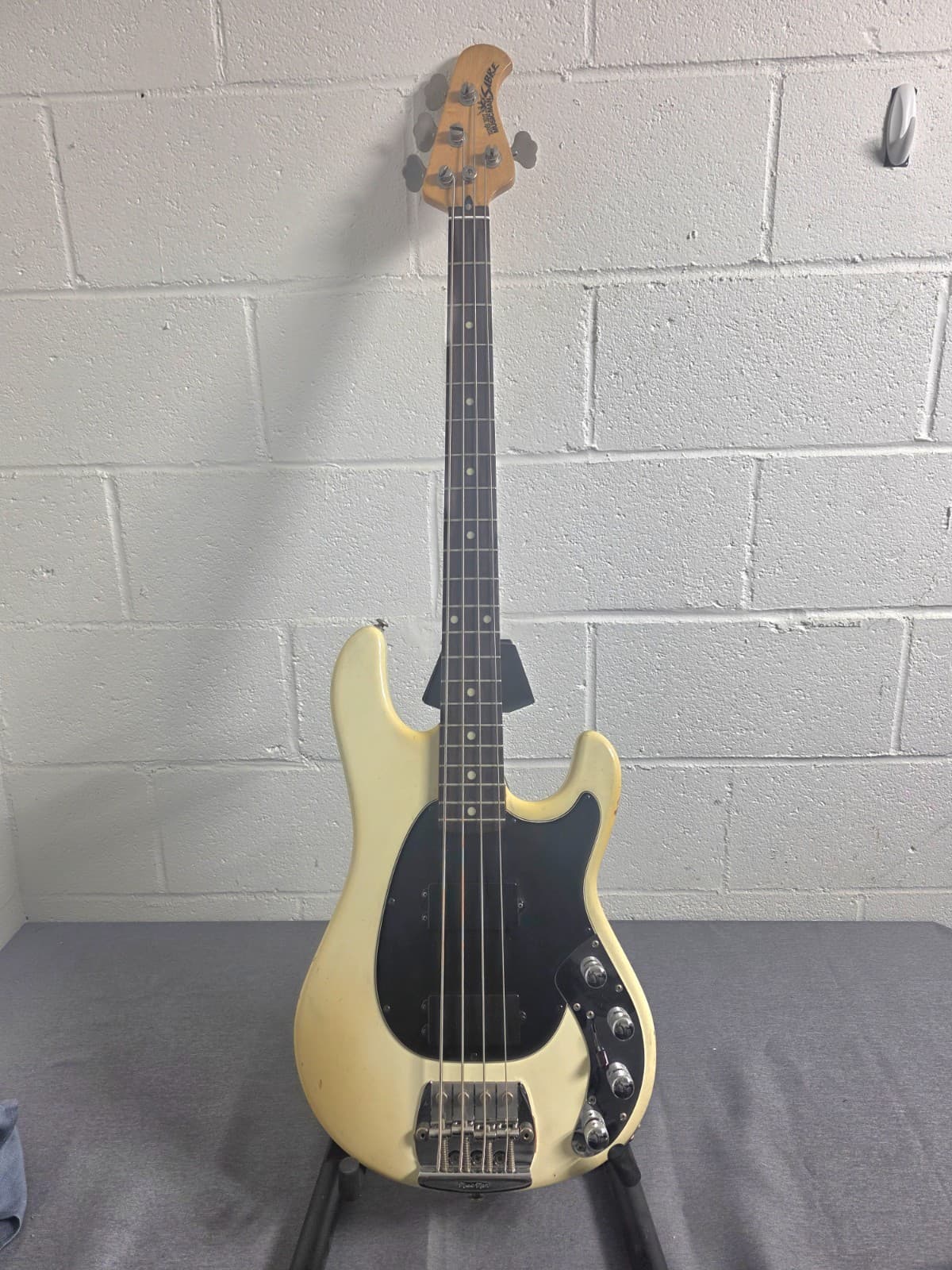 Ernie Ball Music Man Sabre Bass 1988 White MADE IN USA