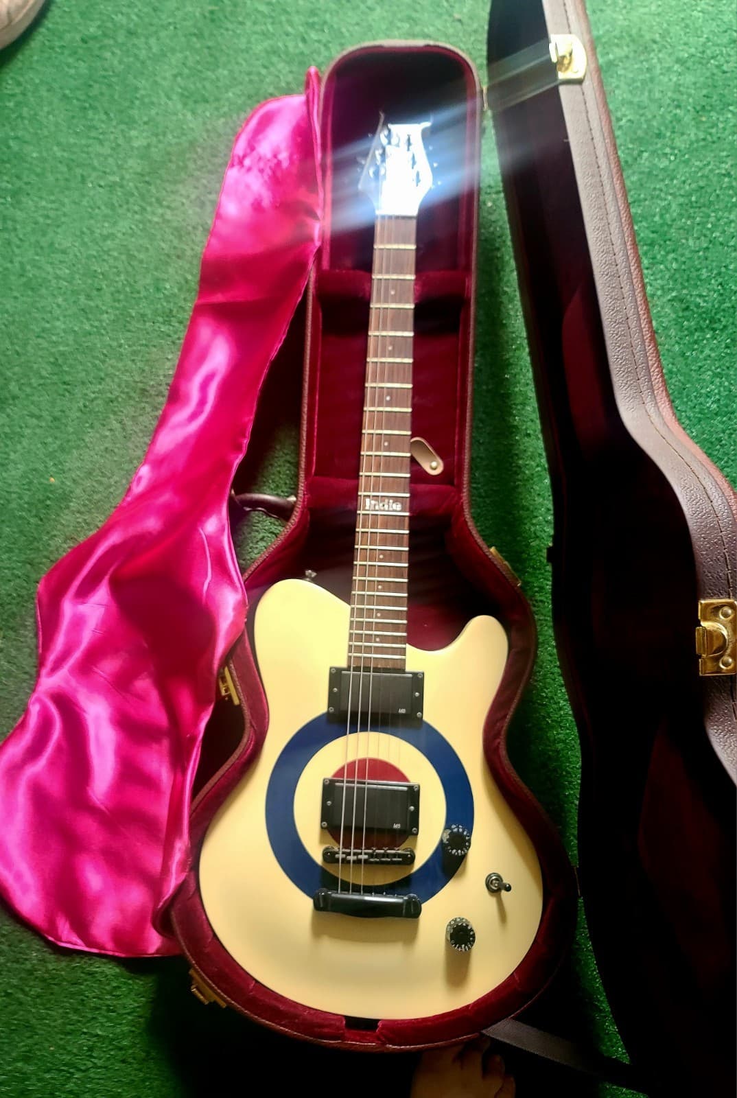 Vintage INDIE guitar With Original Hard Case And Silk Curtian , Keys Included