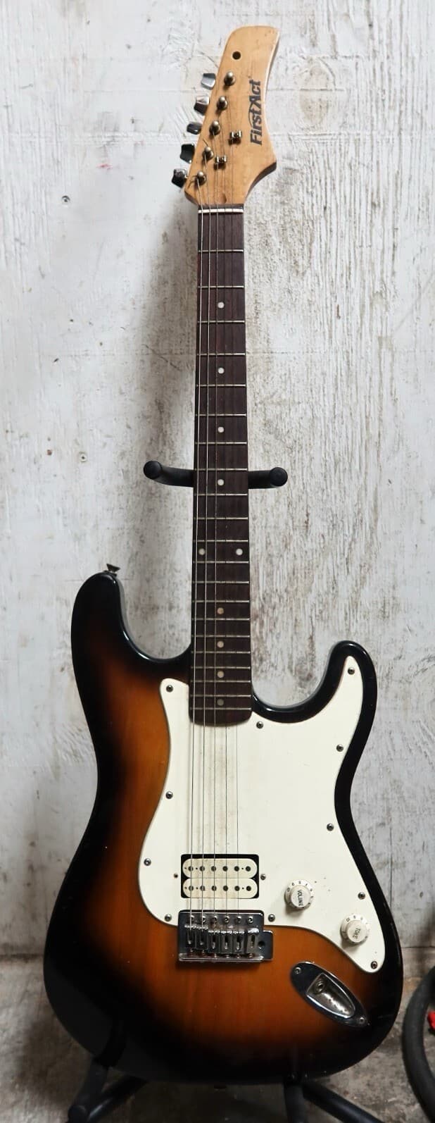 Strat sunburst Replica With Practice Amp Cord & Case + KORG Chromatic Tuner