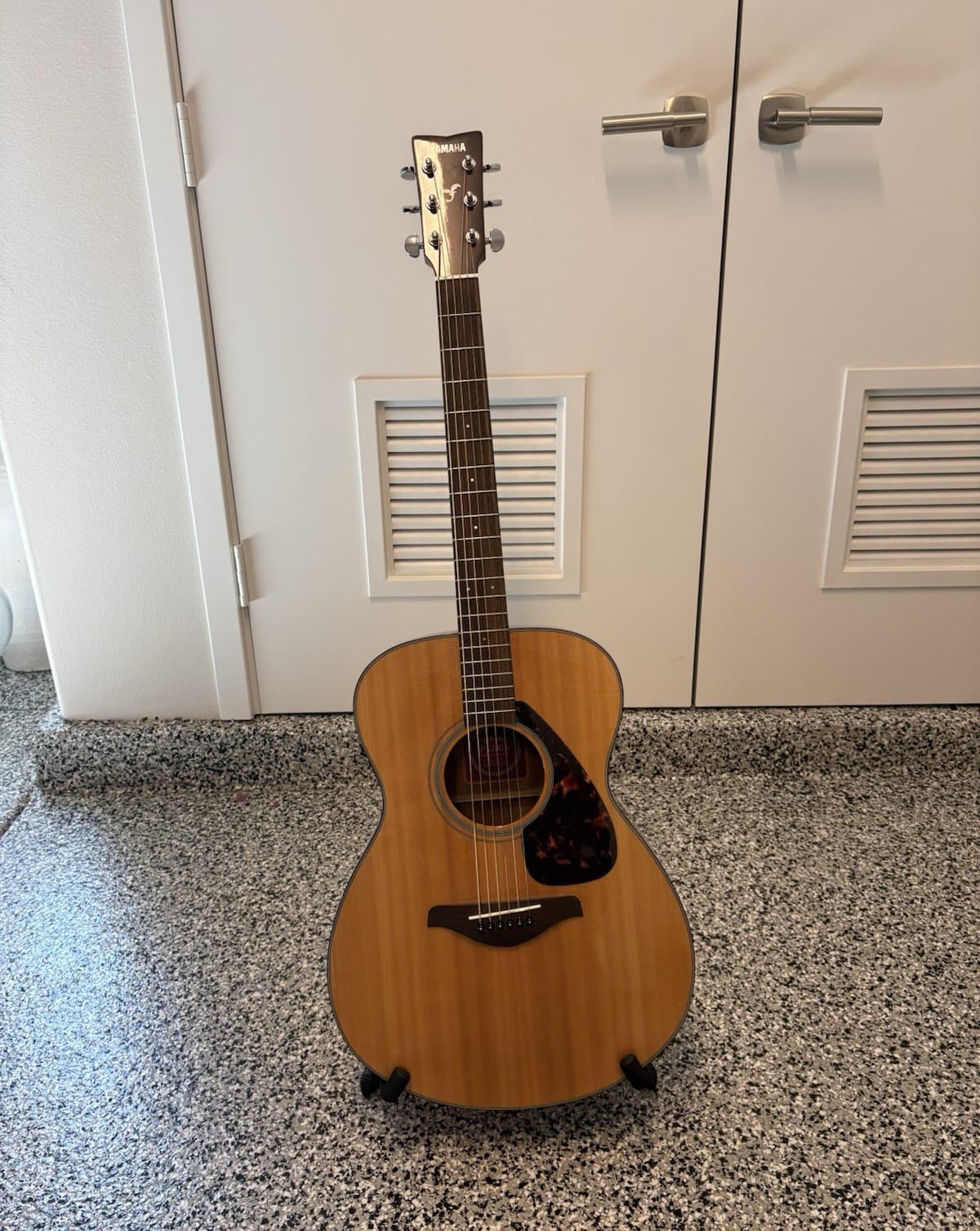 Yamaha FS700S FS Series Folk Acoustic Guitar 6-String Natural w/ Gig Bag