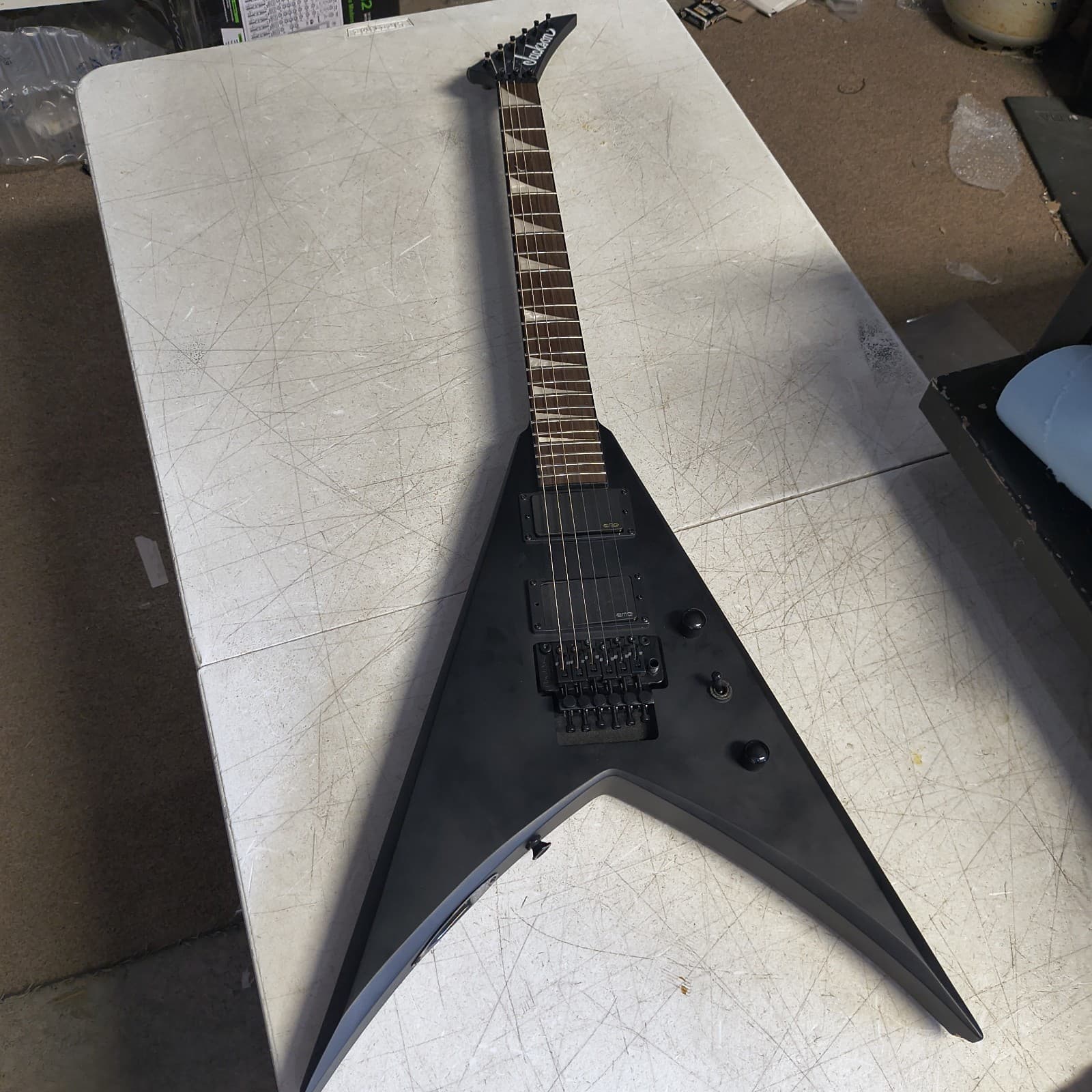Jackson KVXMG King V X Series Electric Guitar Electric Guitar, chipped points