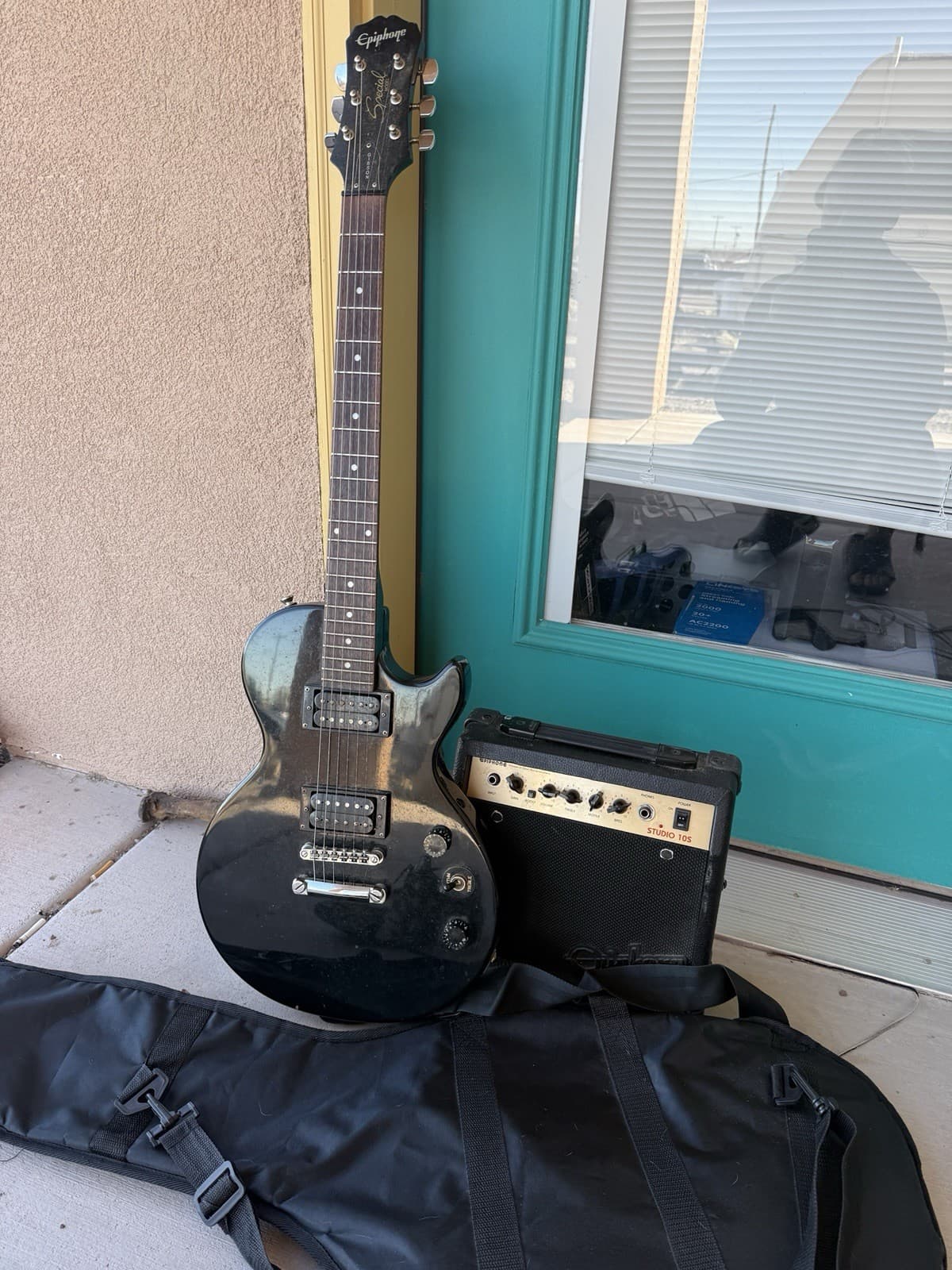 Epiphone Special Model by Gibson With 10S Epiphone Amp And Gig Bag