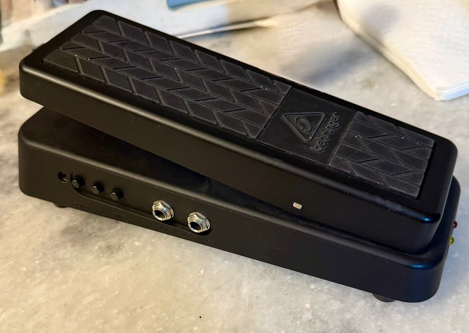 BEHRINGER HELLBABE HB01 WAH WAH GUITAR or BASS EFFECTS PEDAL w/ Optical Control