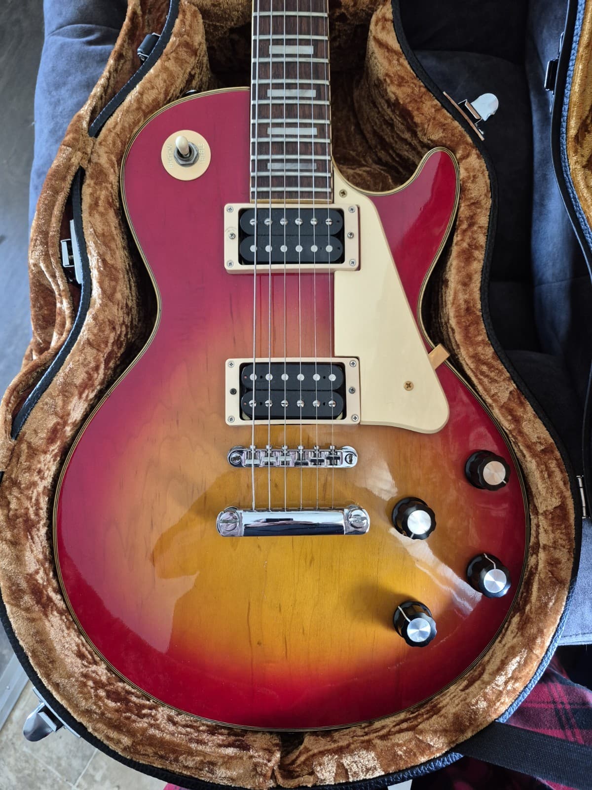 Electric Guitar Sunburst Right-Handed Rosewood 22 Frets w/ Case