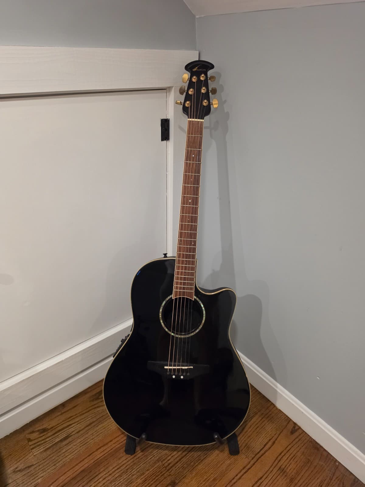 Ovation celebrity acoustic electic guitar + stand + soft case