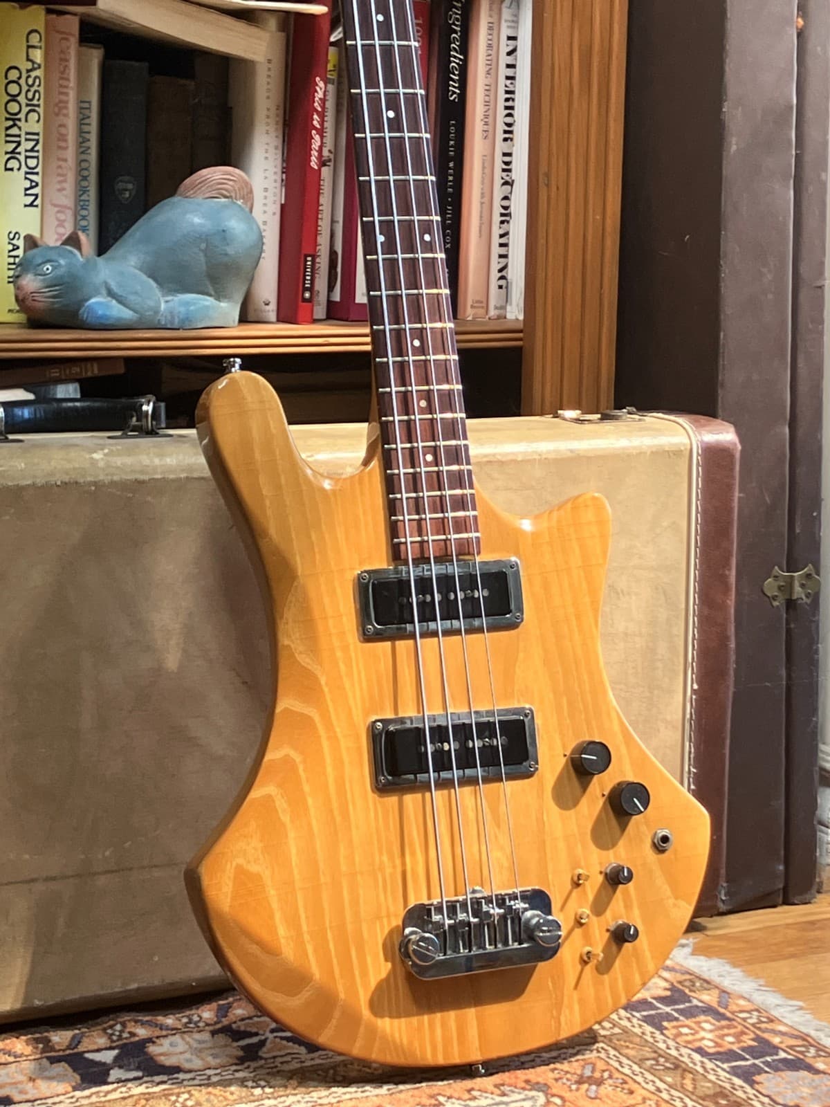 Vintage 1981 Guild B-402 active bass