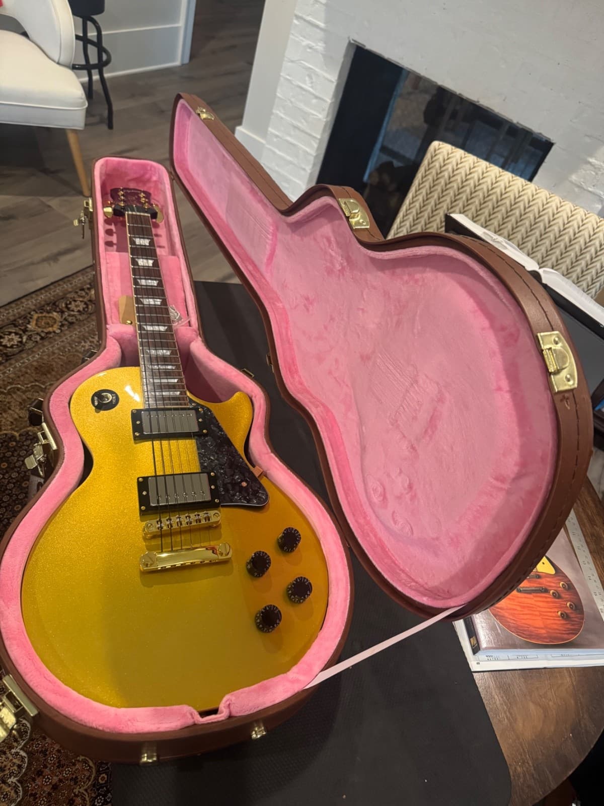 Epiphone 1959 Les Paul Hardshell Case Guitar Pink Brown