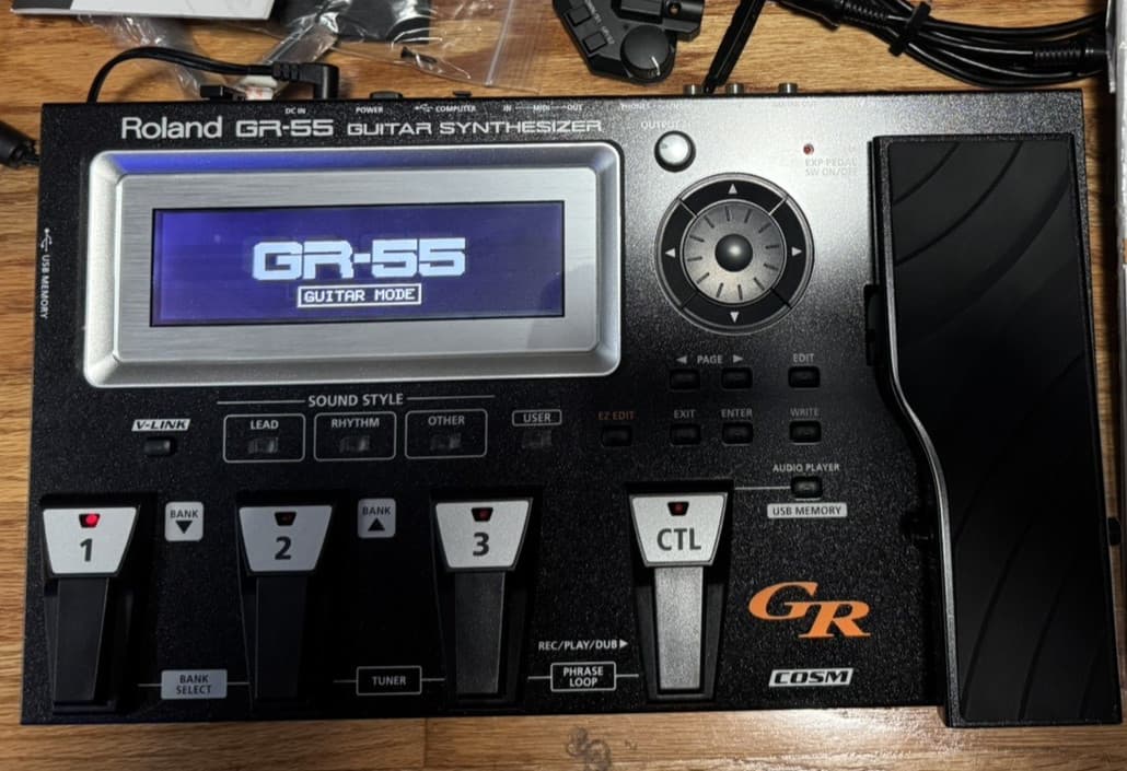 Roland GR-55 Guitar Synth module excellent - mint condition - Extra pickup
