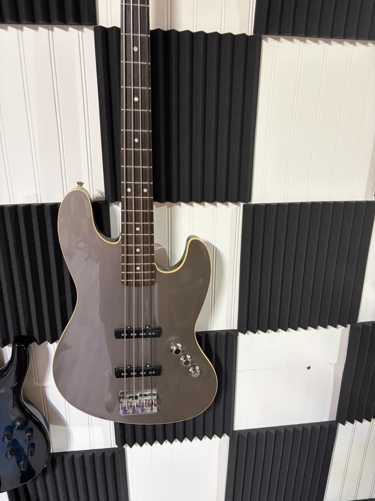 fender aerodyne jazz bass