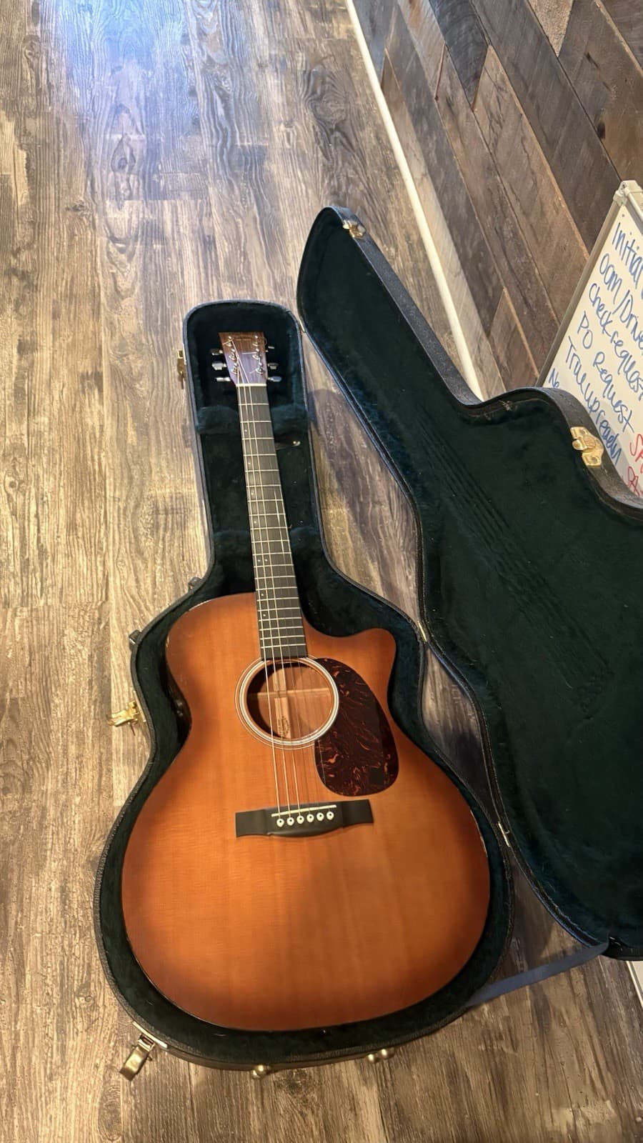 Martin 6-String Dreadnought Acoustic Guitar Right-Handed w/ Hard Case