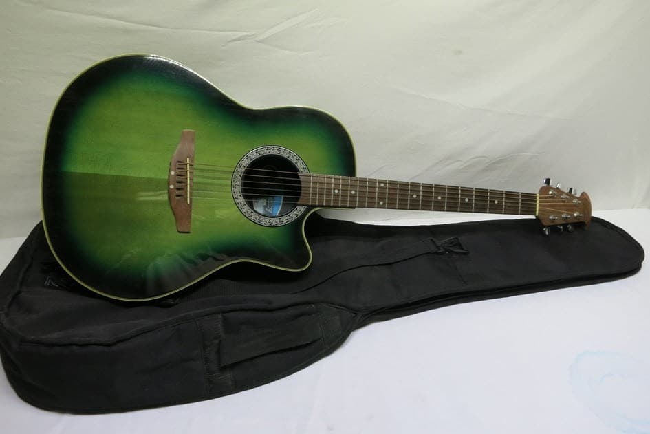 Ovation Celebrity Deluxe CC 026 Guitar with gig bag