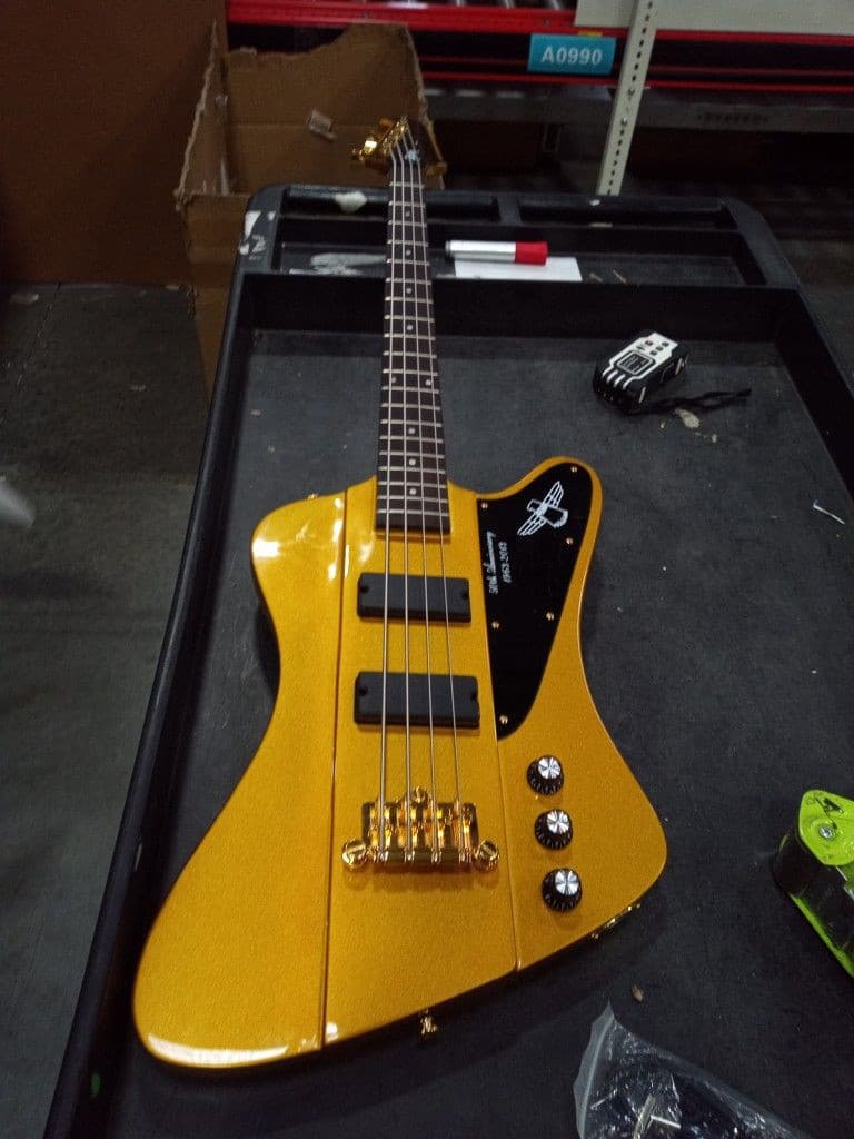 USED guitar：Gold bass guitar with good appearance free shipping