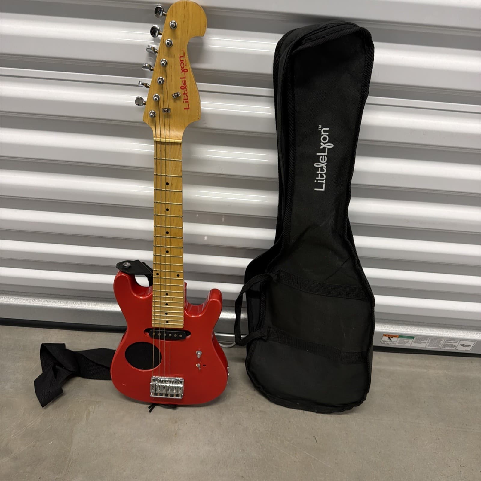 VTG Little Lyon by Washburn Red Kids Electric Guitar w/ Built-in Amp Speaker *