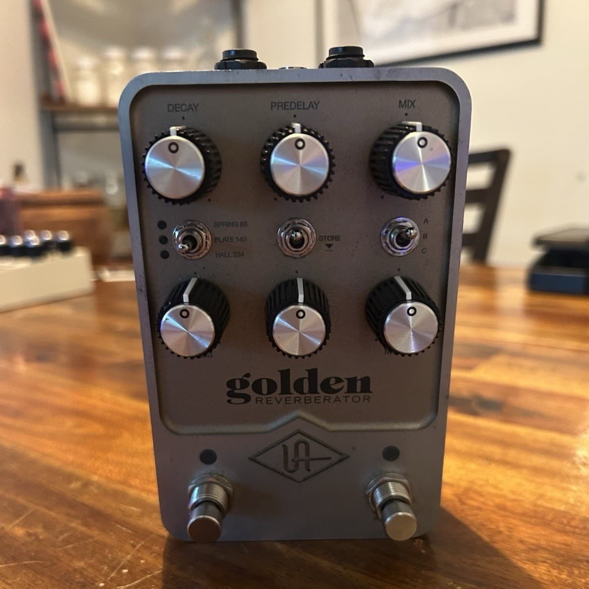 Universal Audio Golden Reverberator Digital Reverb Effects Pedal for Guitar