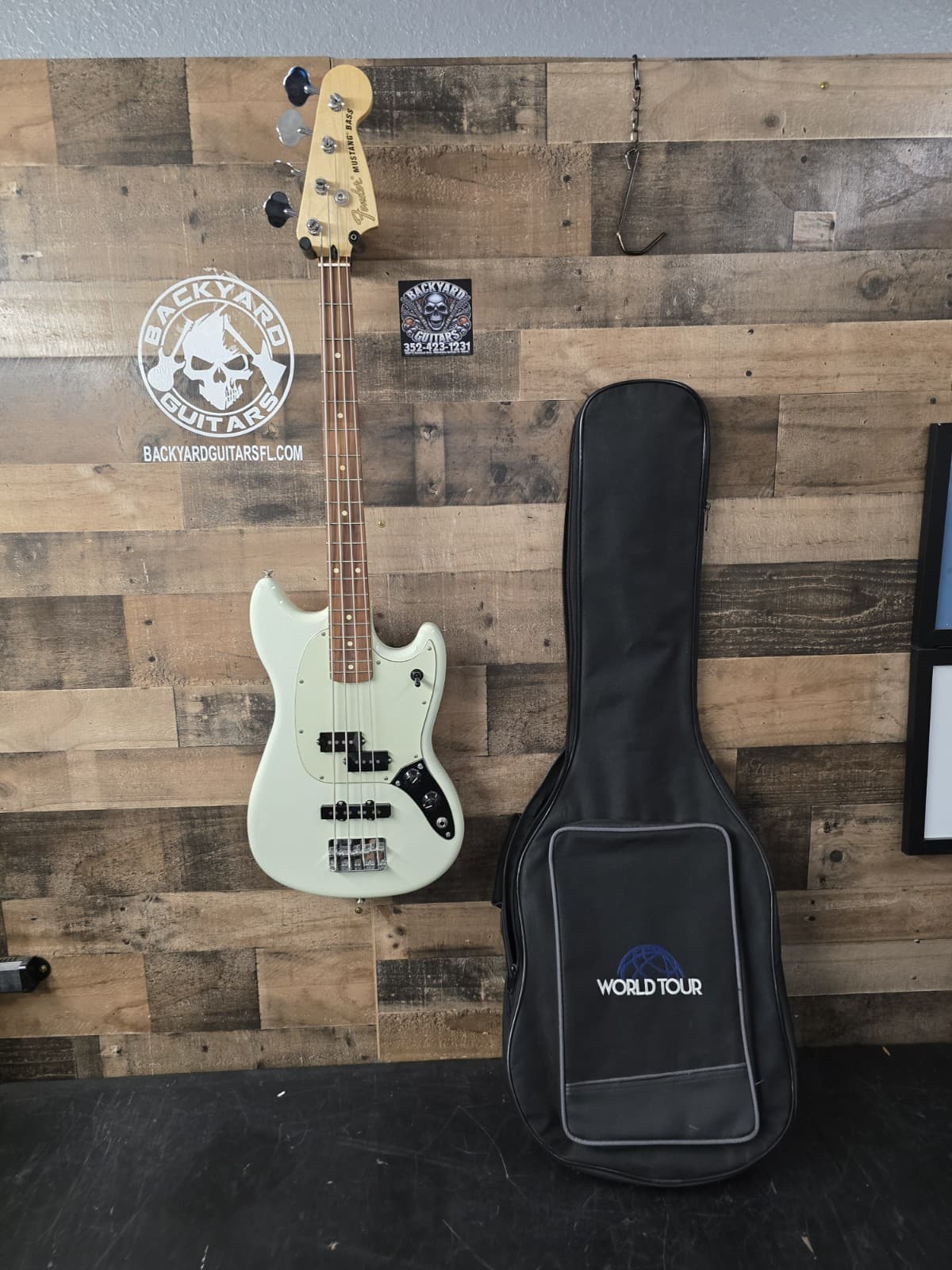 2019 FENDER MUSTANG BASS With Gigbag Surf Green