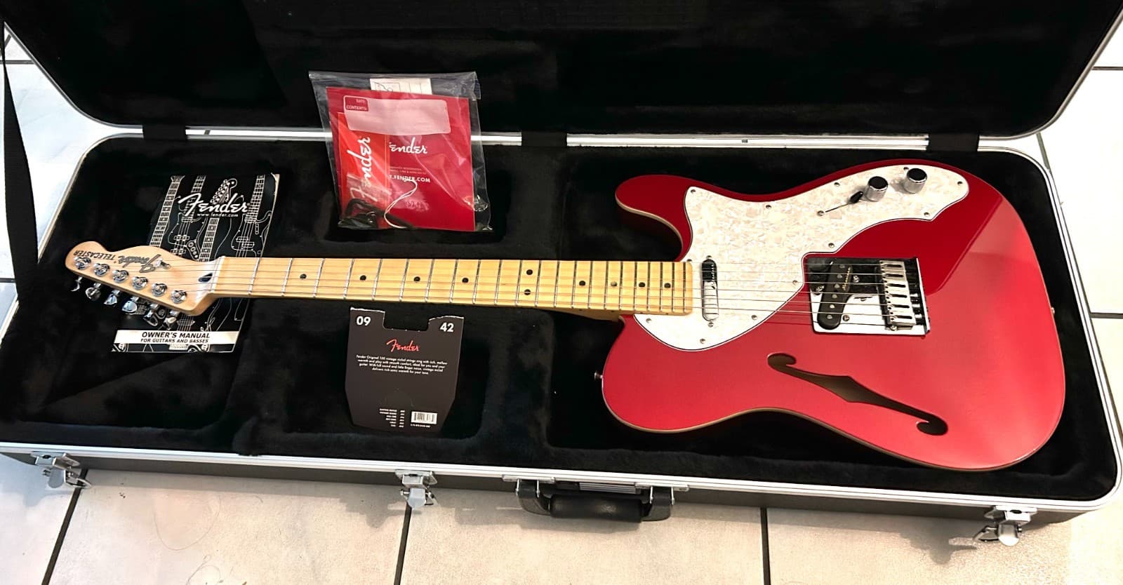 Fender Telecaster Deluxe Thinline with hard case. Excellent Cond. Candy Apple