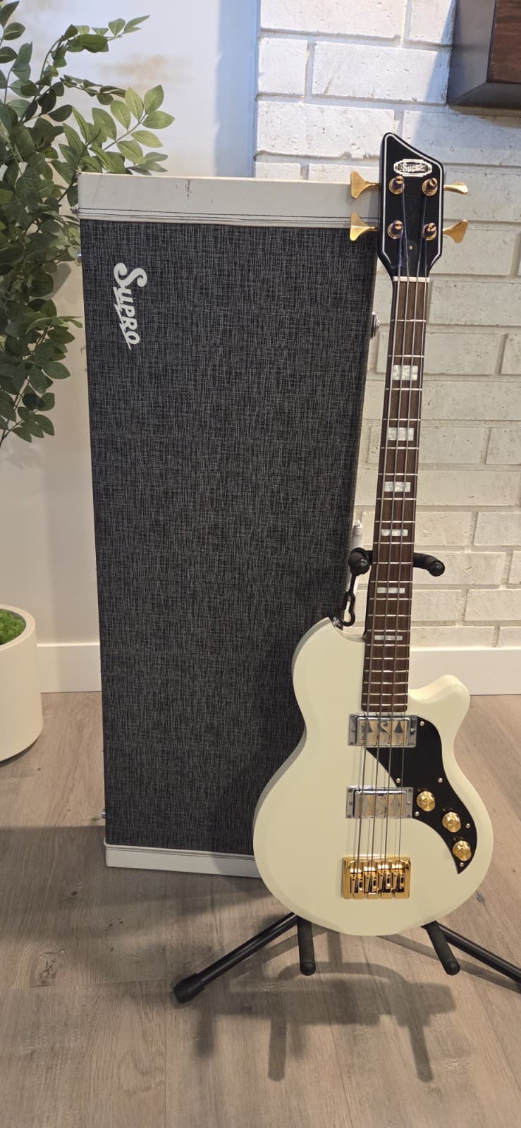 Supro Huntington II Bass Guitar