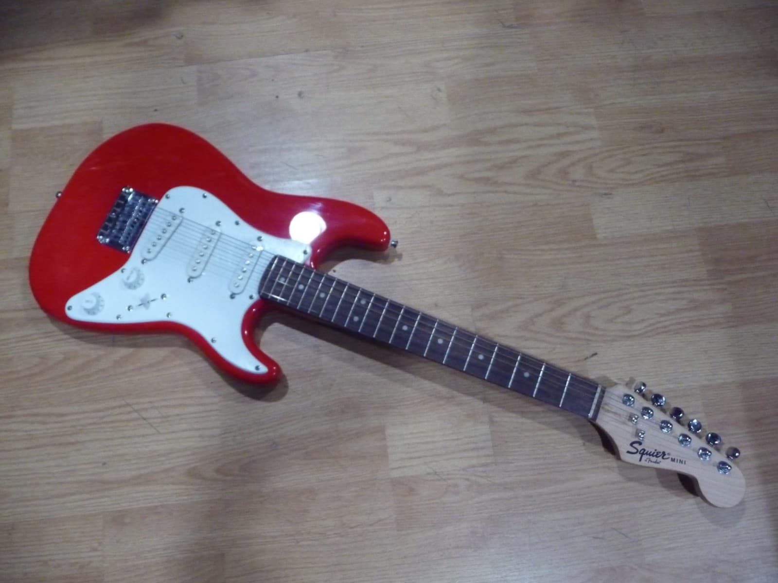 NOT VINTAGE SQUIER FENDER strat mini NICE ITEM