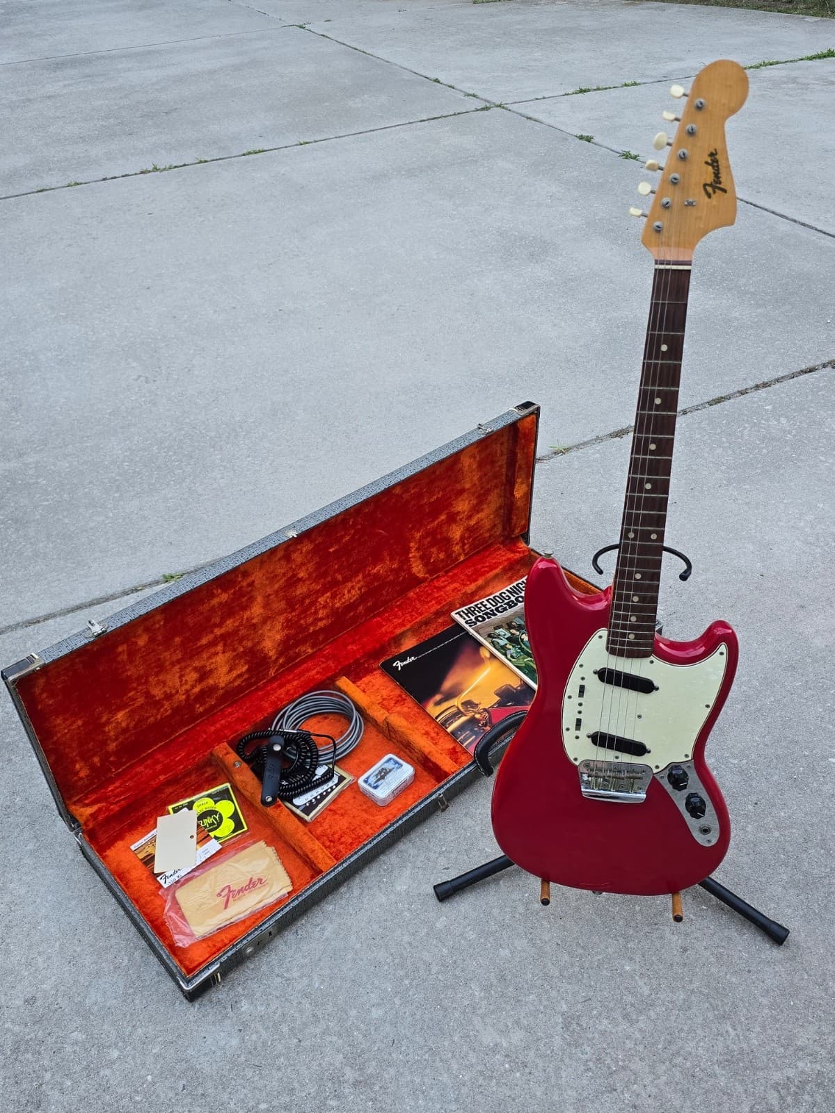 Vintage 1965 Fender Duo sonic II Red w/ Original Case & accessories not working
