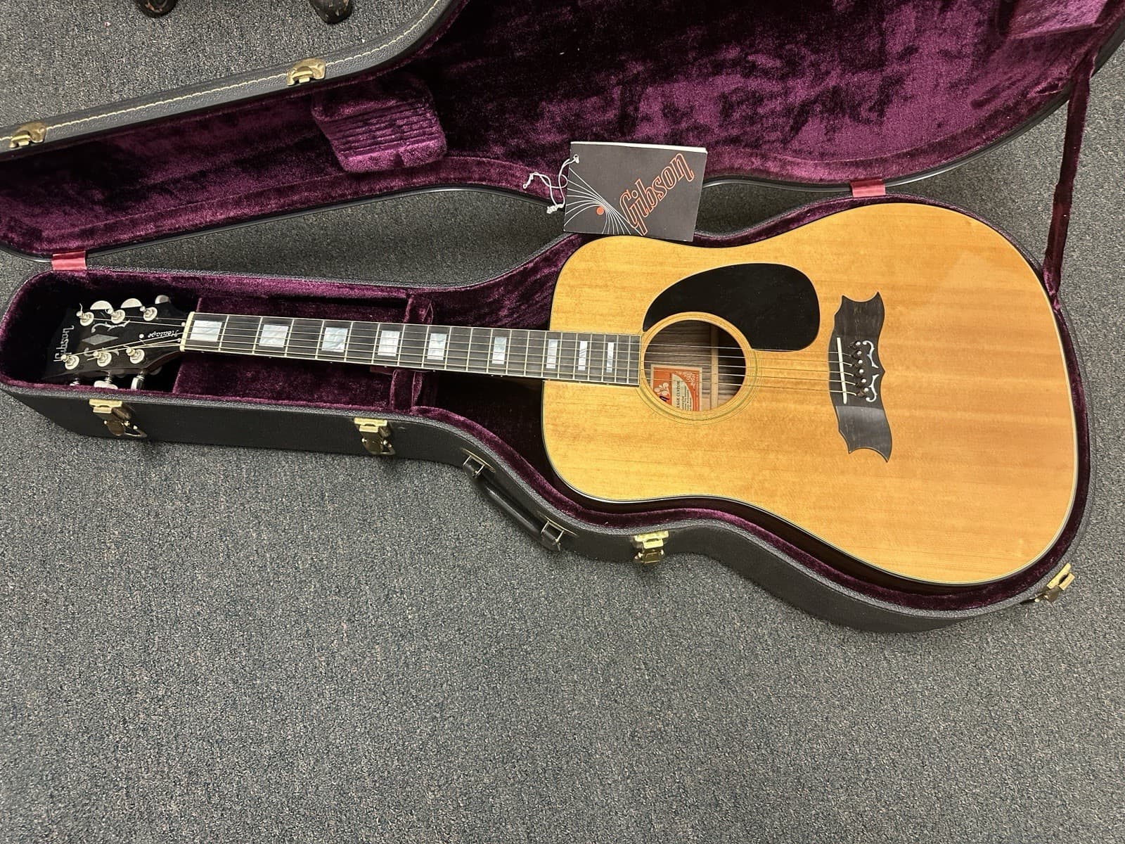 VINTAGE 1973 GIBSON HERITAGE ACOUSTIC GUITAR w/CASE EXCELLENT CONDITION!