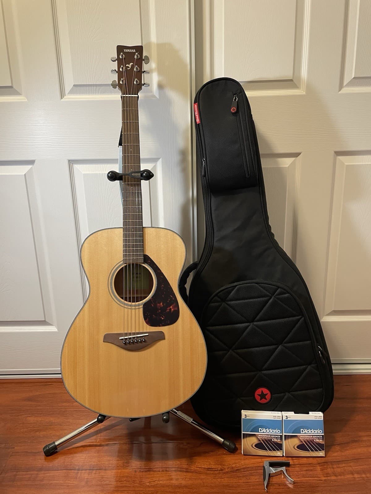 Yamaha FS800 Acoustic Guitar Bundle w/ Gig Bag, 6 Sets D'Addario Strings & Capo