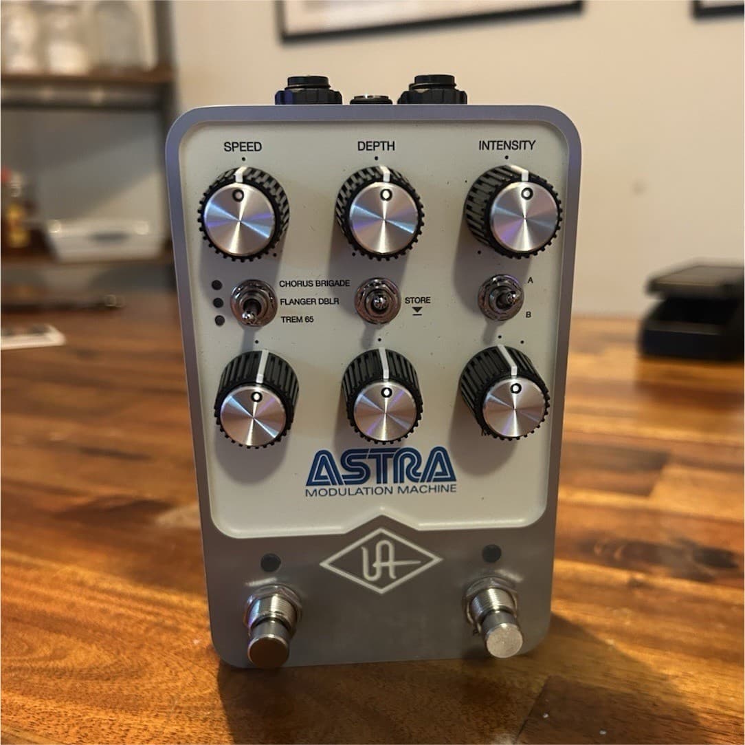 Universal Audio Astra Modulation Machine Chorus Flanger Tremolo Guitar Pedal