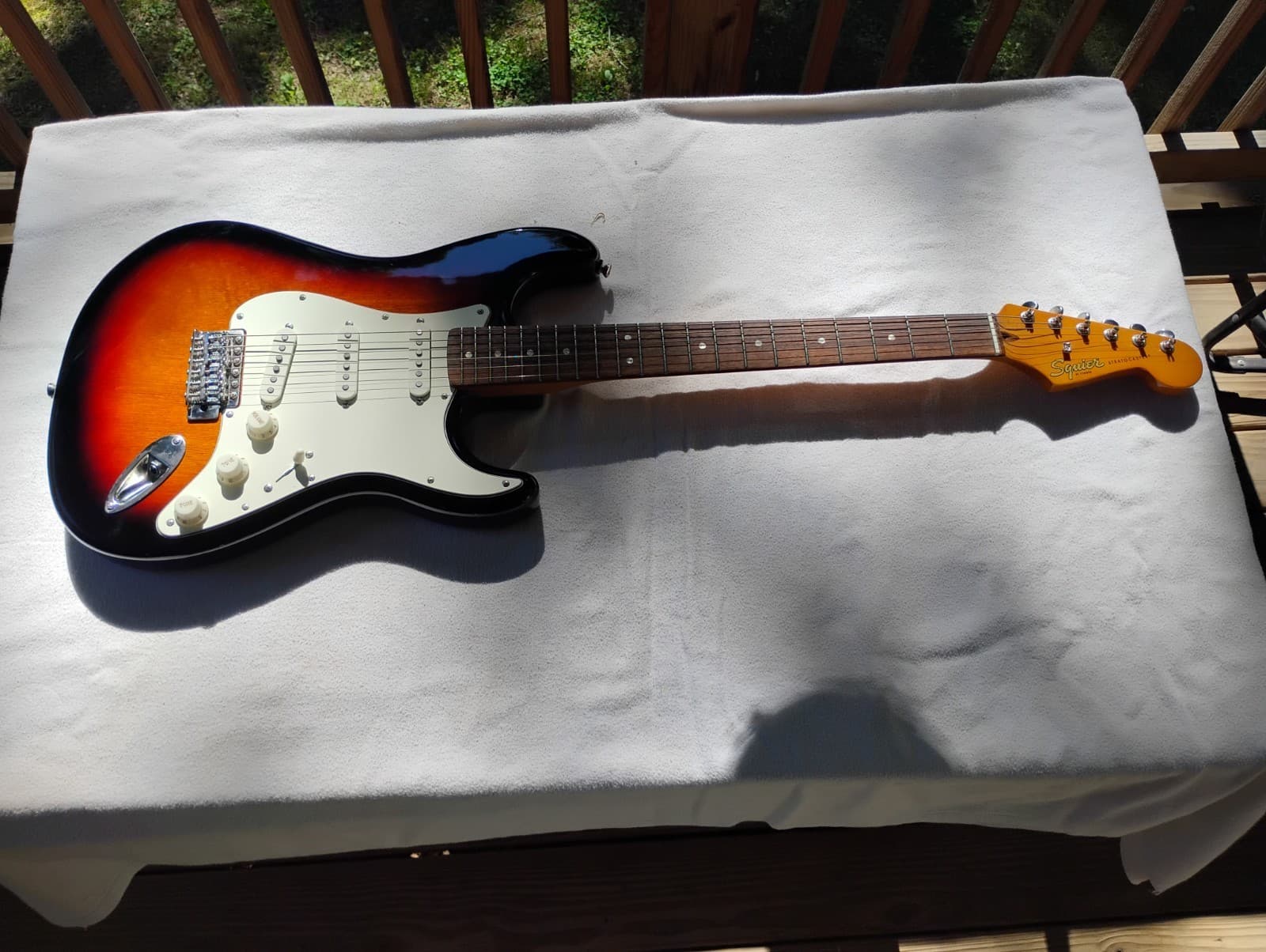 Squier Classic Vibe '60s Stratocaster 3-Color Sunburst Electric Guitar