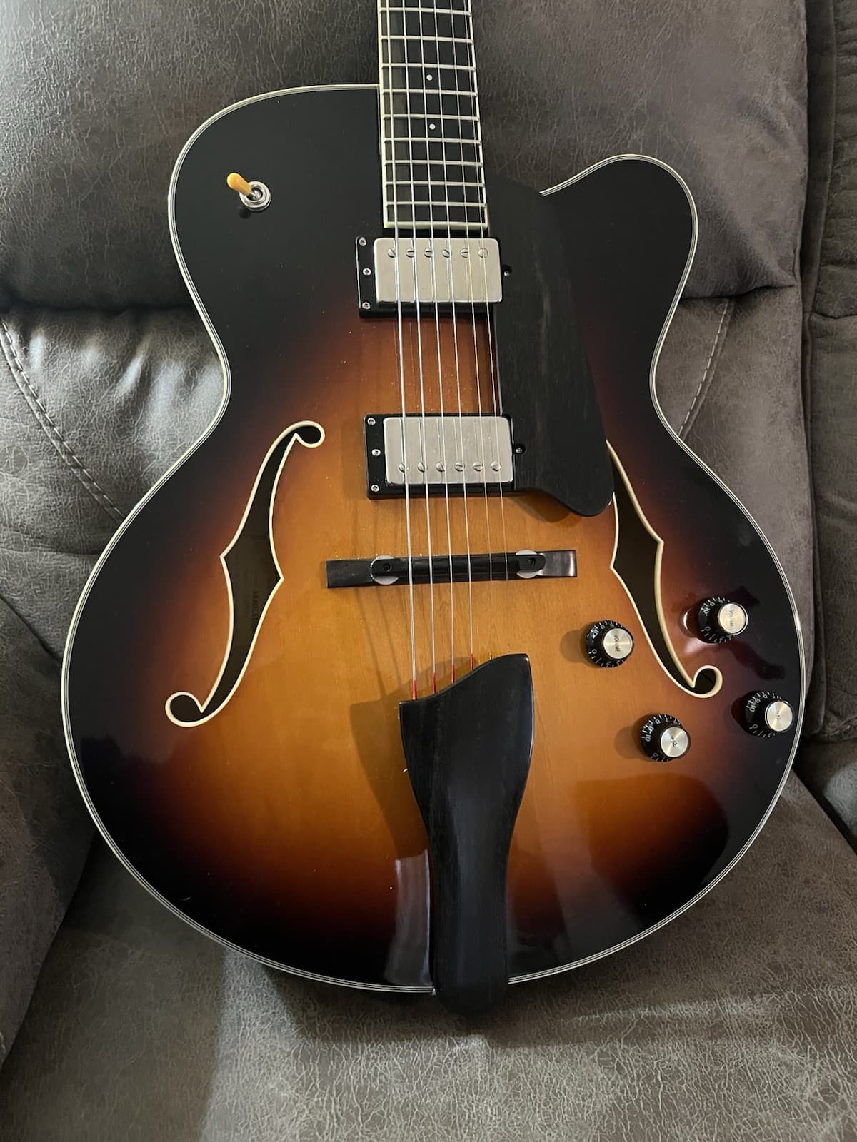 Eastman AR403CED hollow body archtop jazz guitar Sunburst