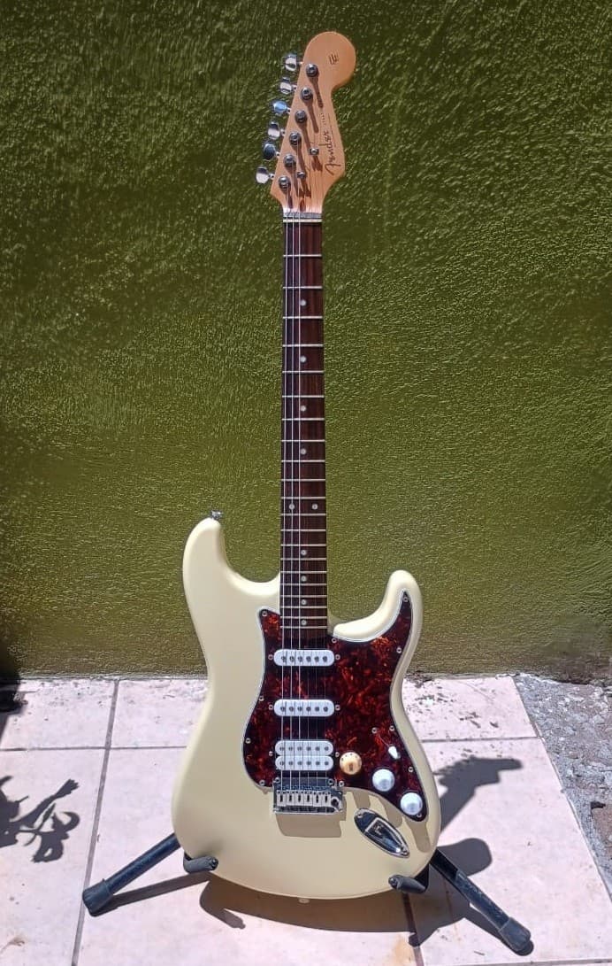 Fender Squier Stratocaster guitar HSS cream floating tremolo