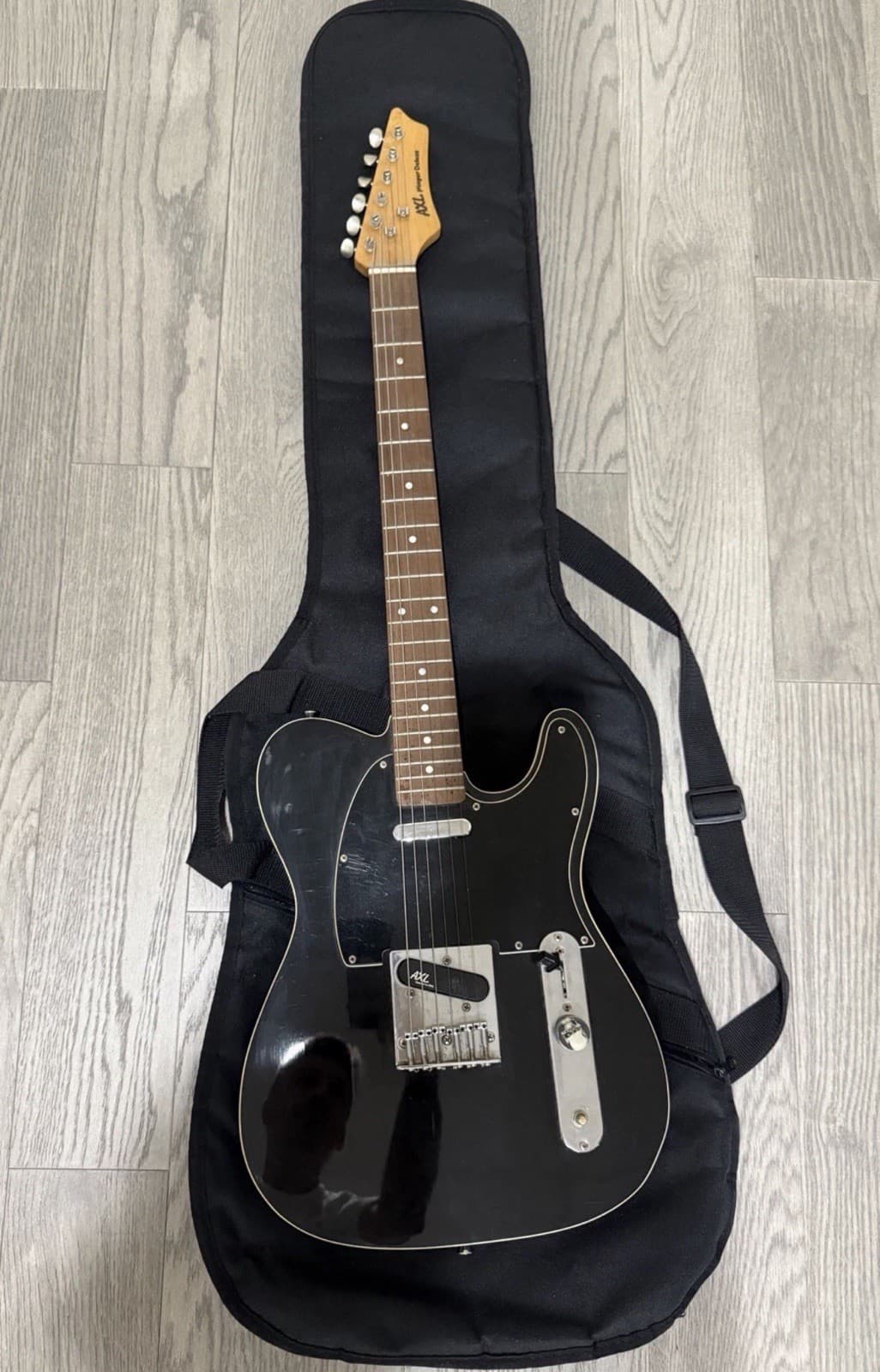 3 Electric Guitars Good Conditions Good Condition