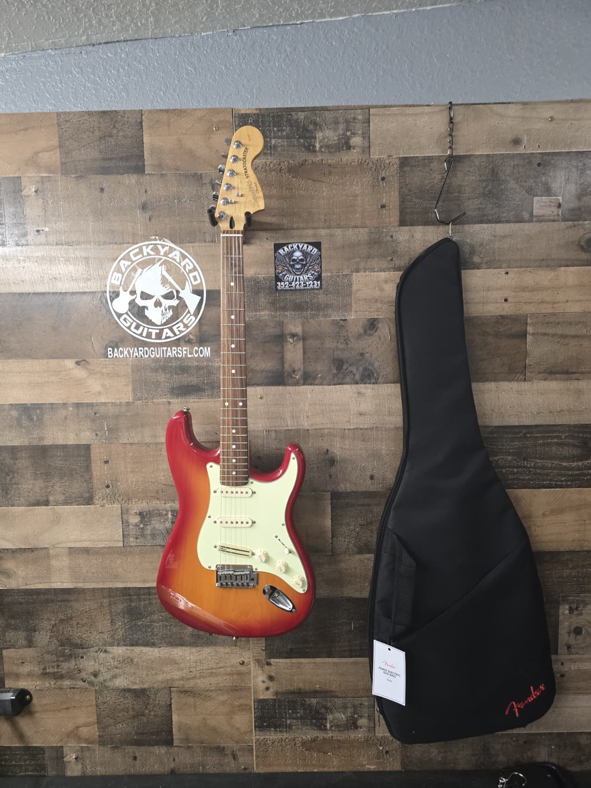 Squier by Fender Classic Vibe Stratocaster Cherry Sunburst W/Bag