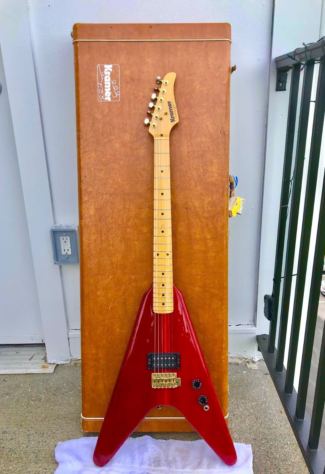 1982 KRAMER VANGUARD FLYING V GUITAR WITH SCHALLER BRIDGE PICKUP AND ORIG CASE