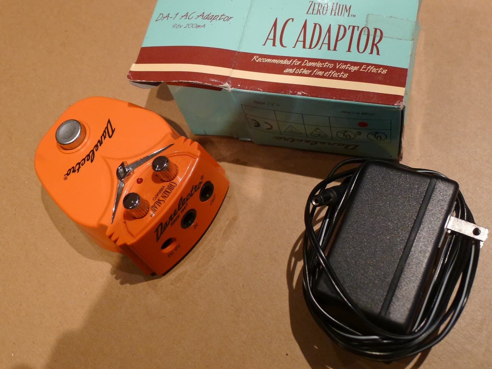 Chicken Salad Danelectro Vibrato Guitar Effect Pedal DJ-15 w/ AC adaptor
