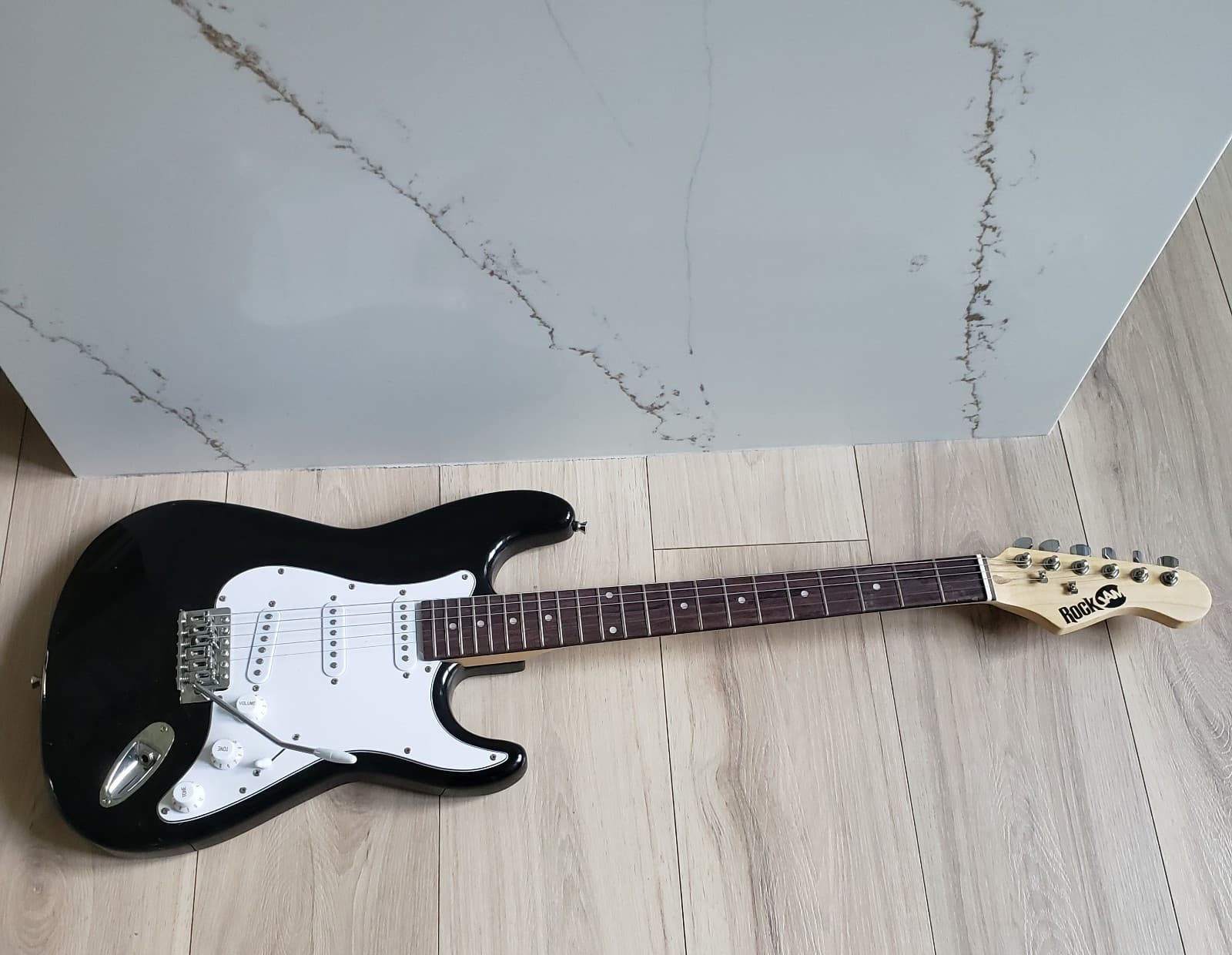 RockJam Electric Guitar Strat Style Black White Beginner Starter Guitar