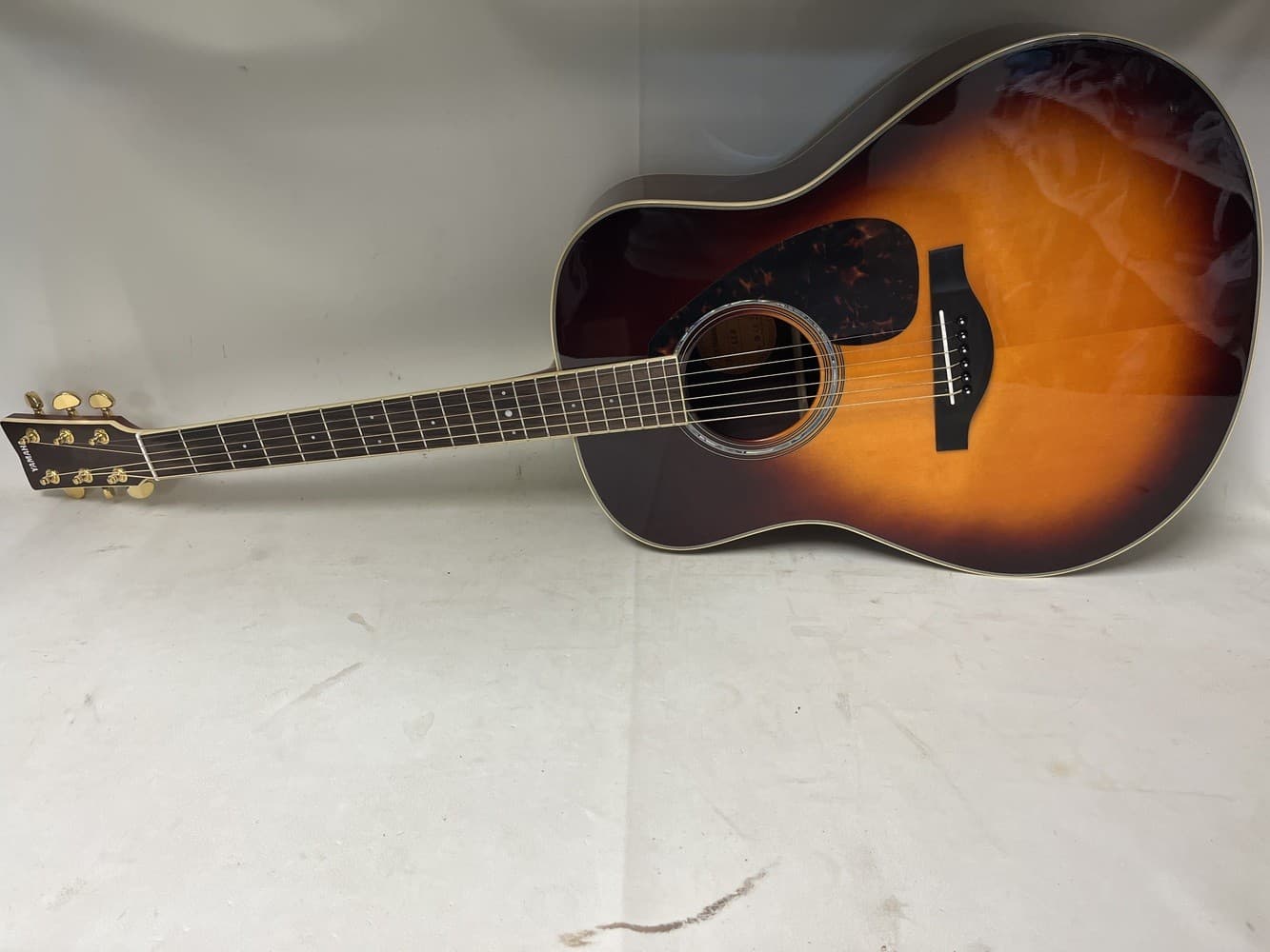 YAMAHA LL6 6-STRING JUMBO ACOUSTIC GUITAR (SUNBURST)