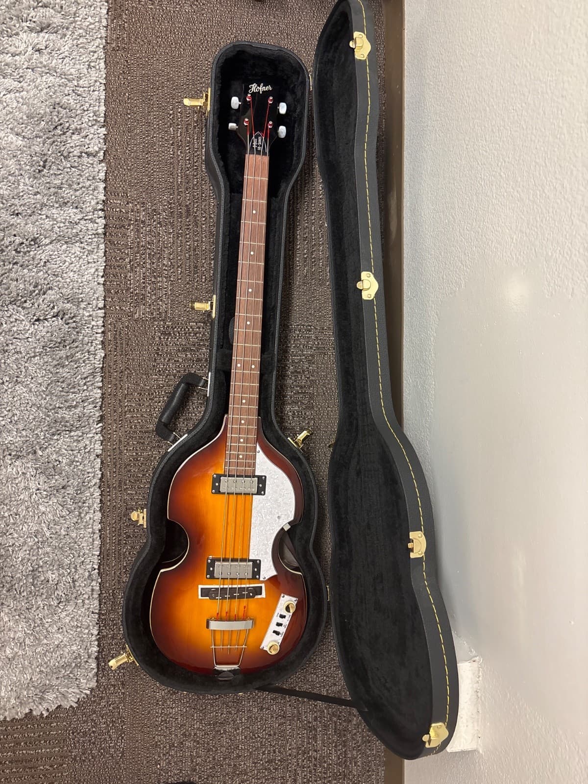 Höfner Ignition Series Short Scale Bass Guitar + Case + Practice Amp