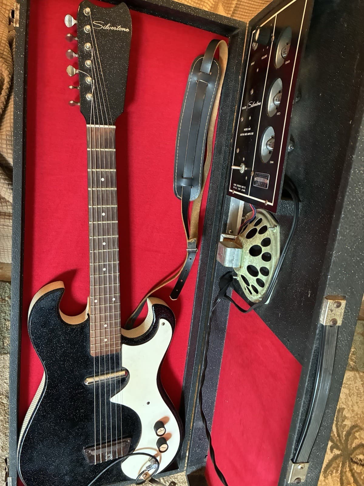 Silvertone (Danelectro) Guitar And Case With Amplifier Built In