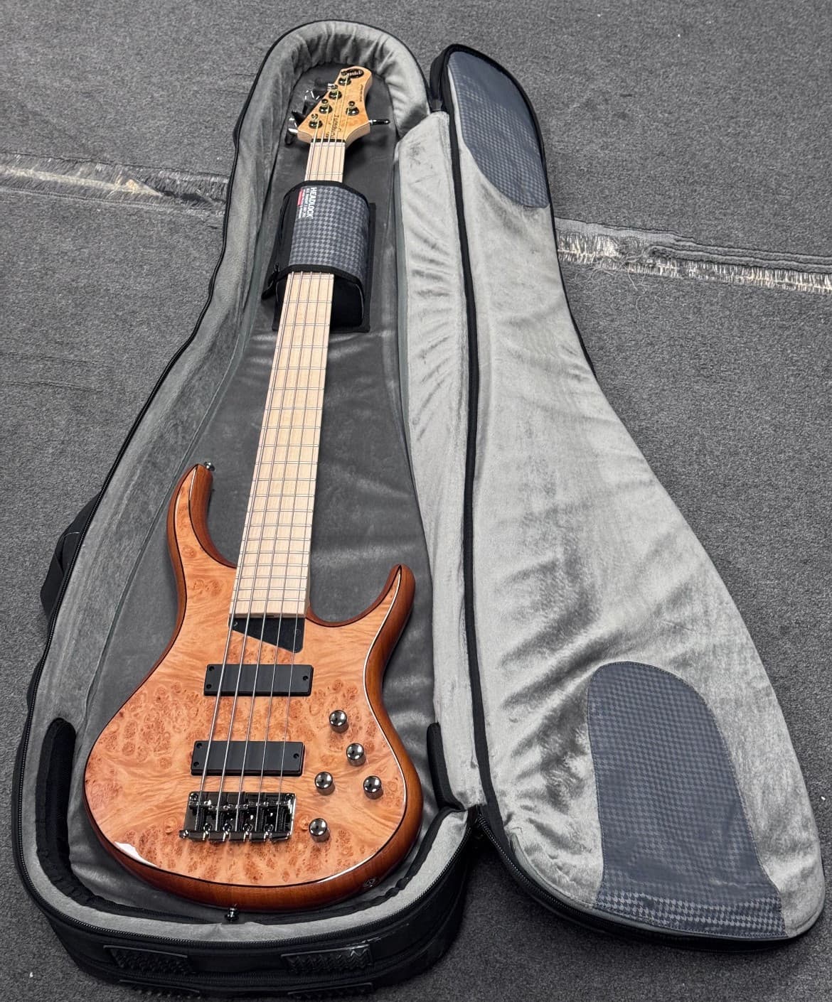 MTD KINGSTON Z 5 STRING ELECTRIC BASS GUITAR MINT CONDITION WITH MONO M80 CASE